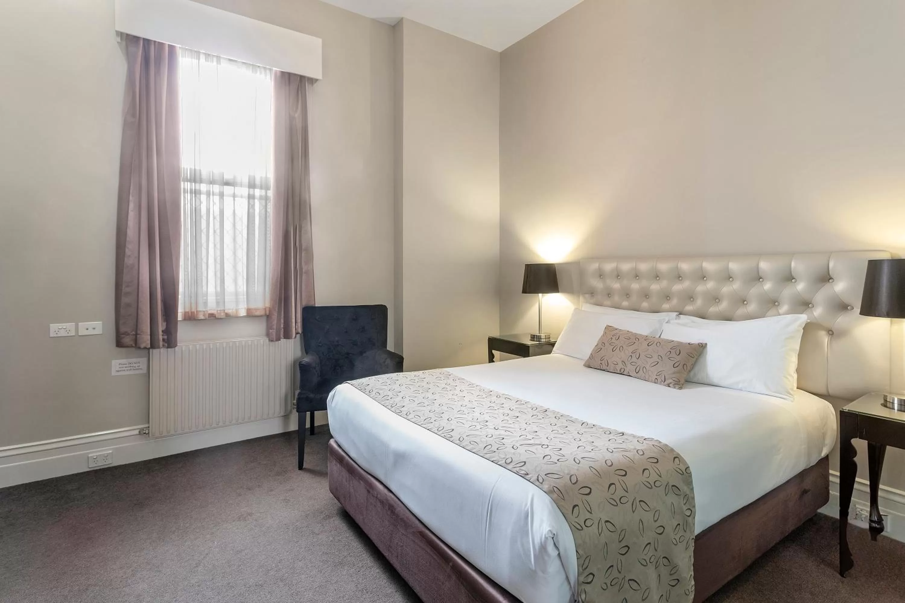 Bed in Quality Inn The George Hotel Ballarat