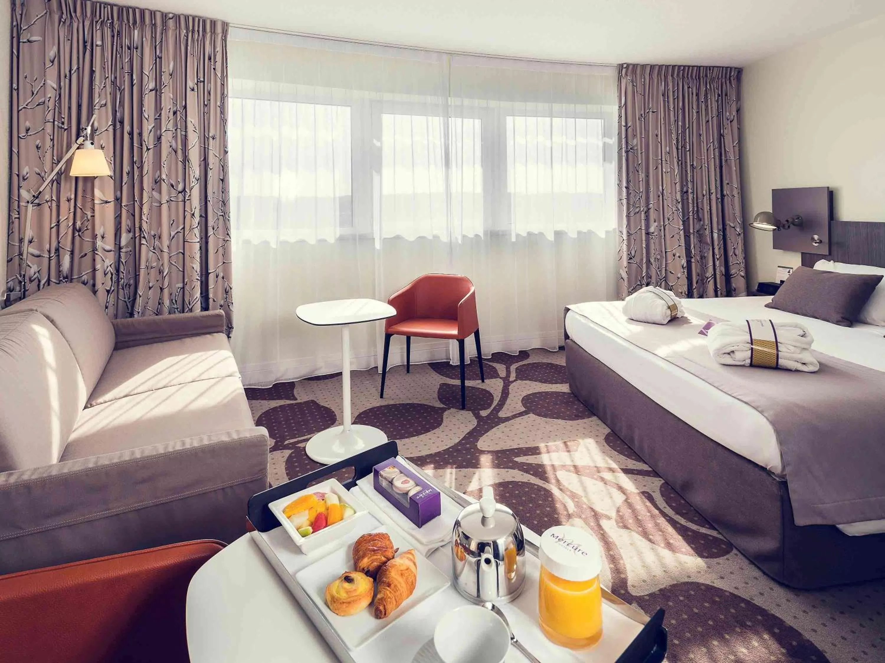 Photo of the whole room, Bed in Mercure Compiègne Sud