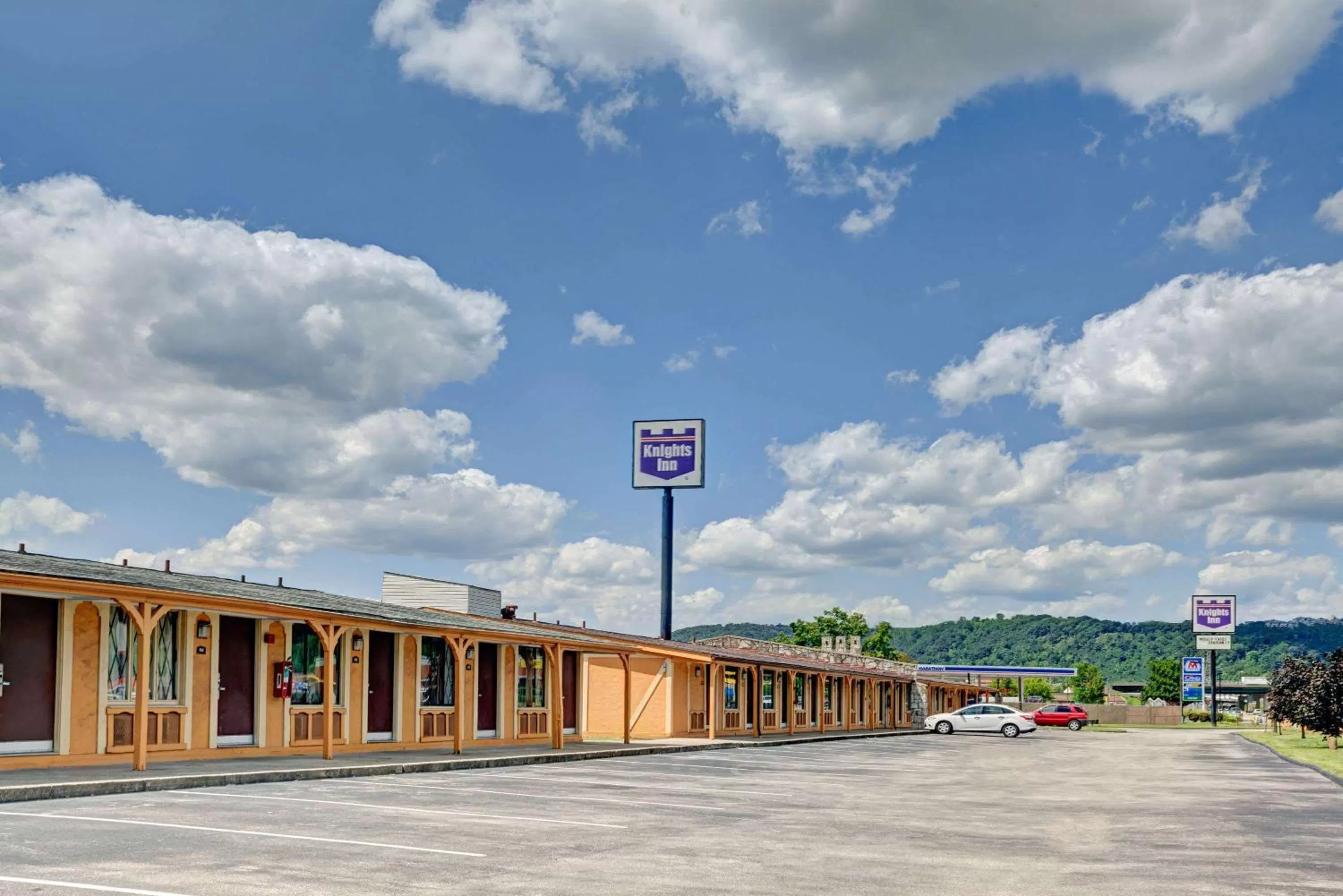 Property building in Knights Inn Charleston West Virginia