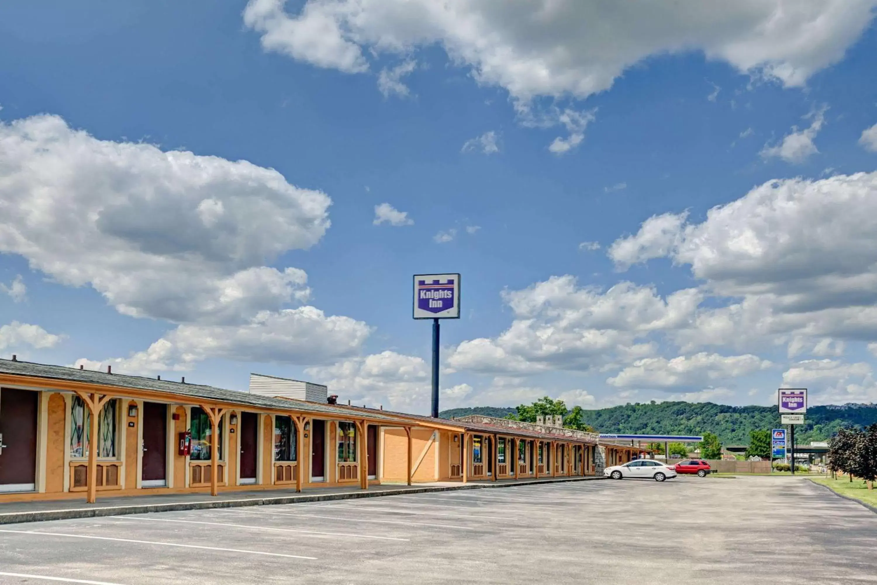 Property building in Knights Inn Charleston West Virginia Property building in Knights Inn Charleston West Virginia