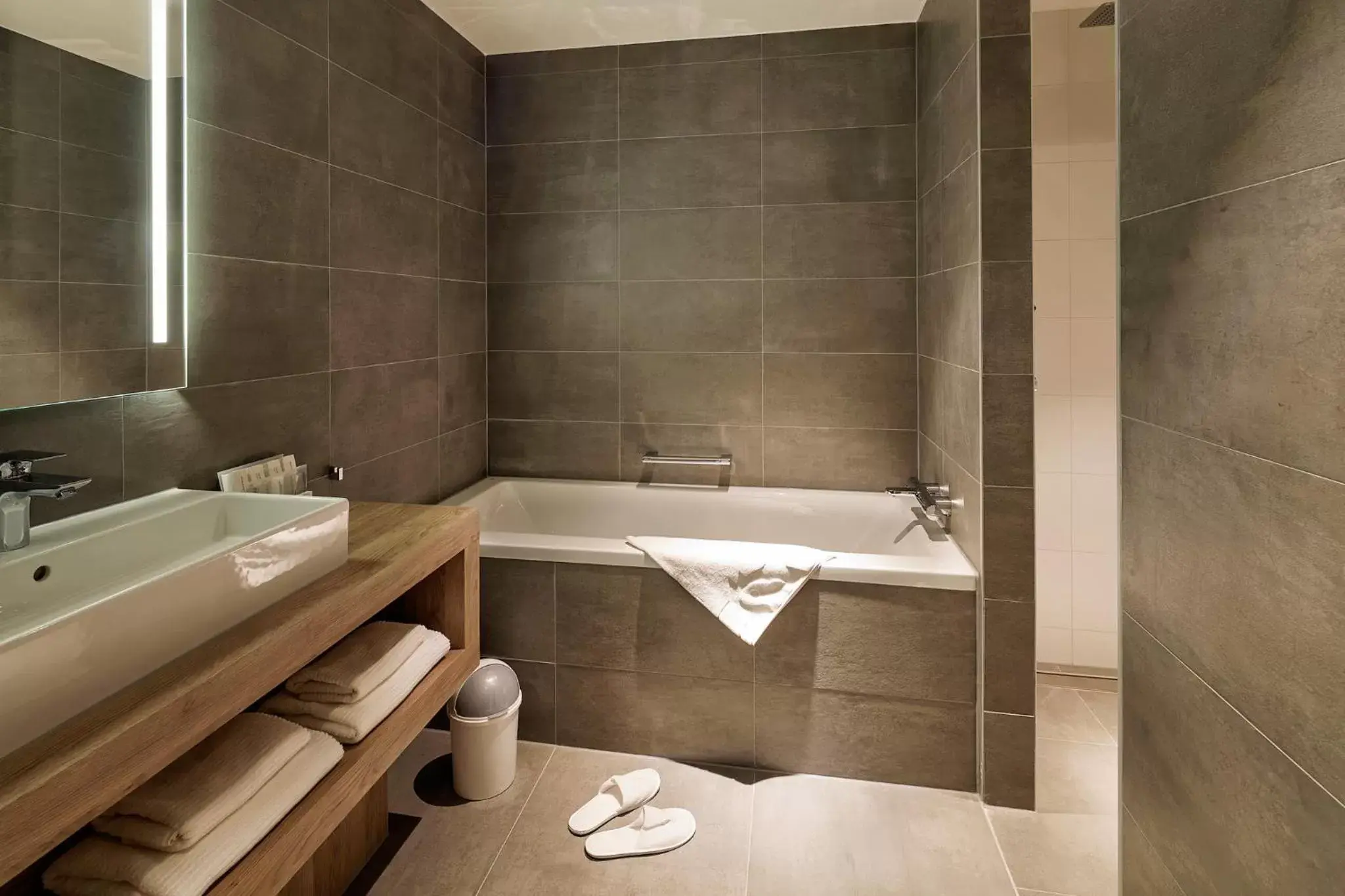 Superior Double Room with Closed Bathroom in Van der Valk Hotel Breda Superior Double Room with Closed Bathroom in Van der Valk Hotel Breda