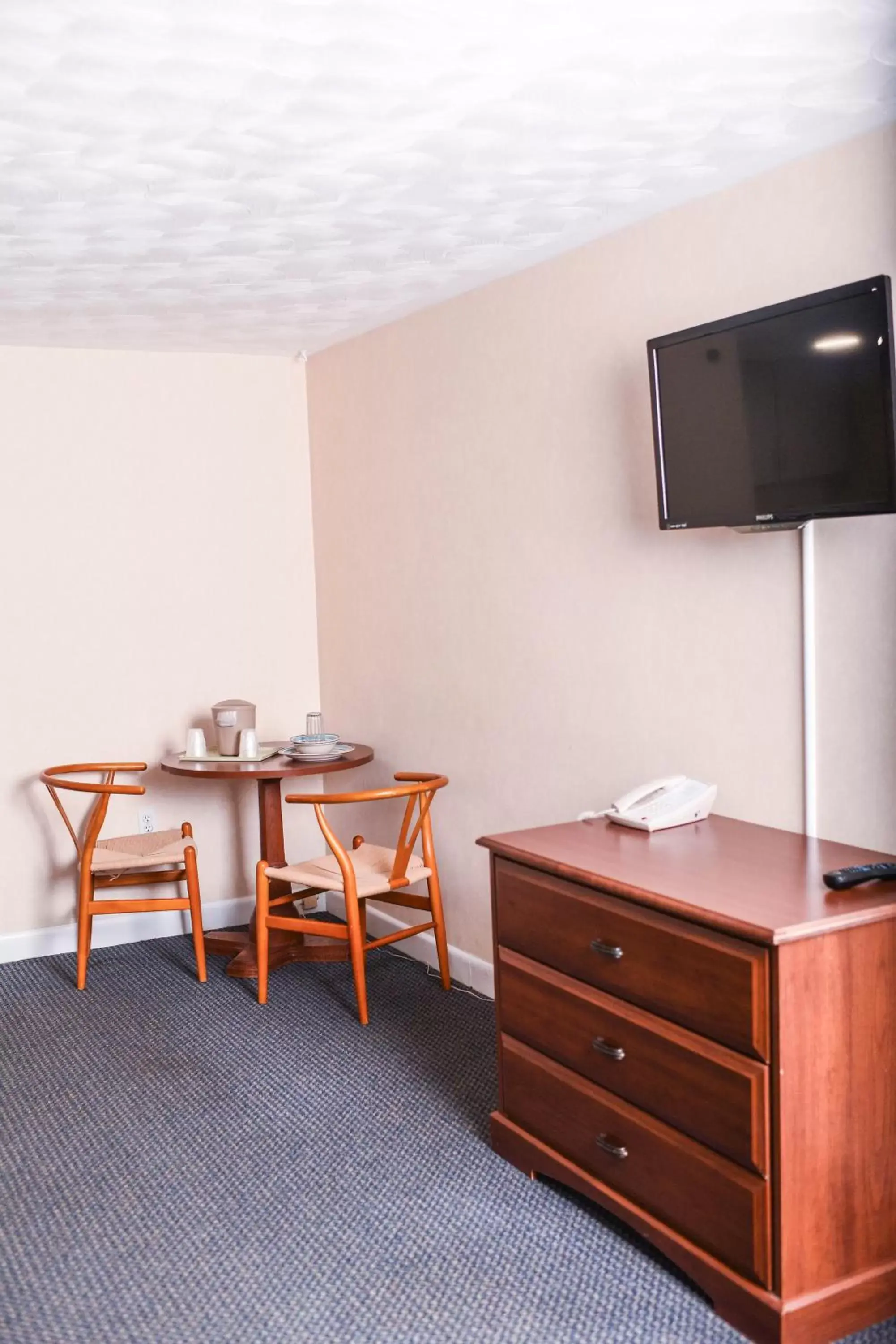 Living room, TV/Entertainment Center in Ogunquit Hotel and Suites