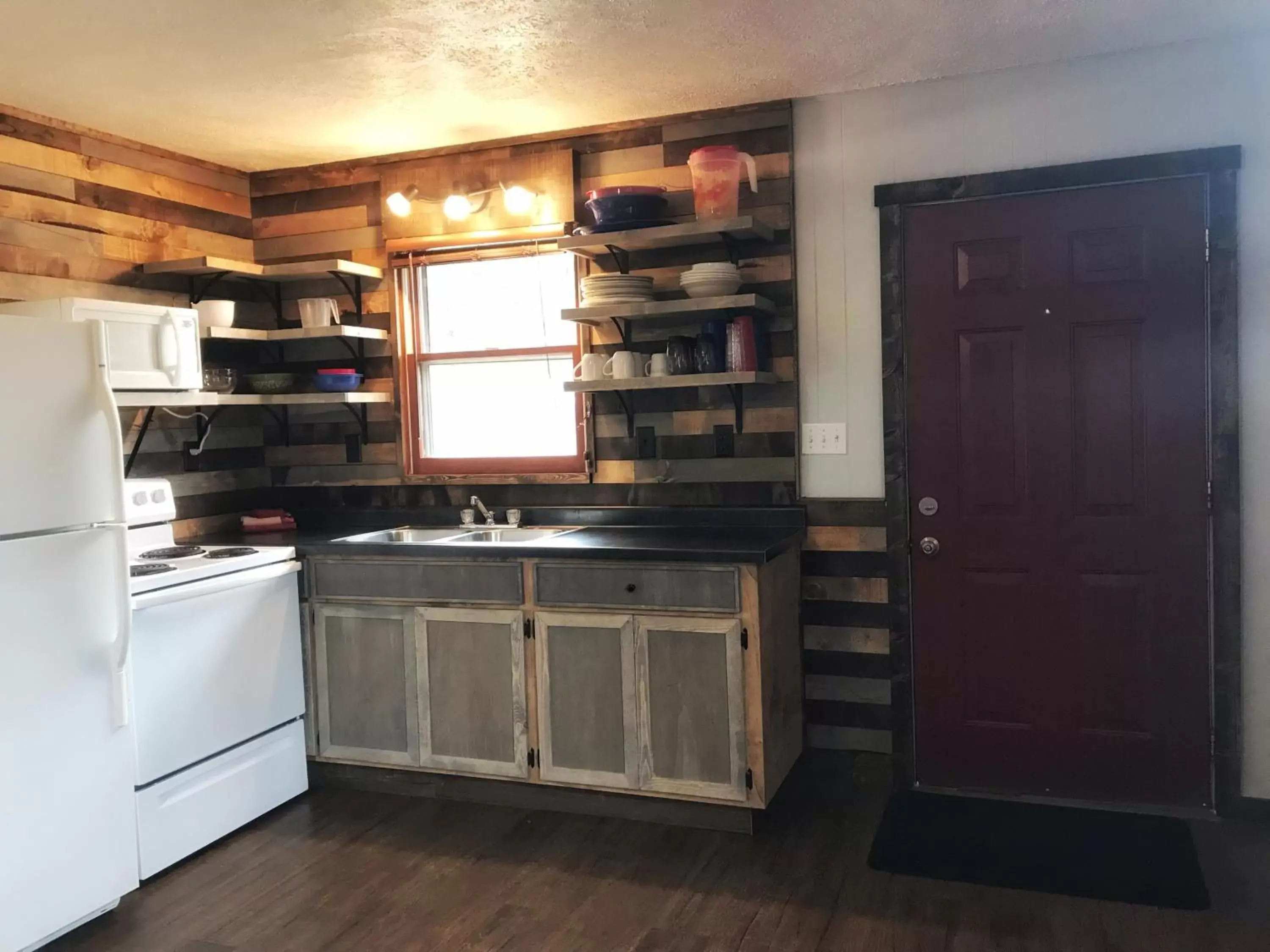 Kitchen/Kitchenette in Calm Waters Resort