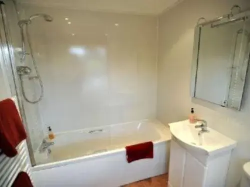 Bathroom in Elphinstone Hotel