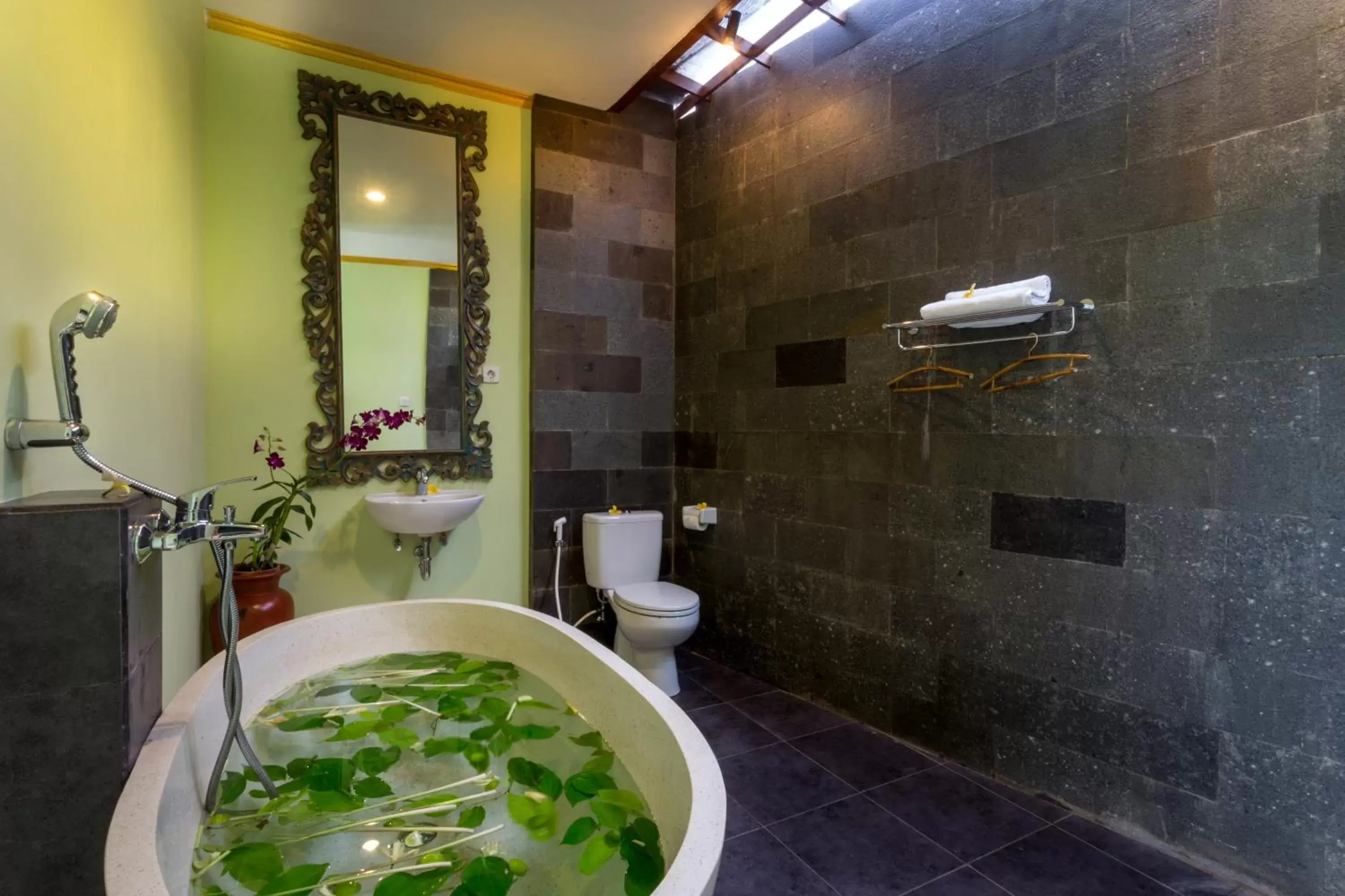 Massage, Bathroom in Om Ham Retreat and Resort