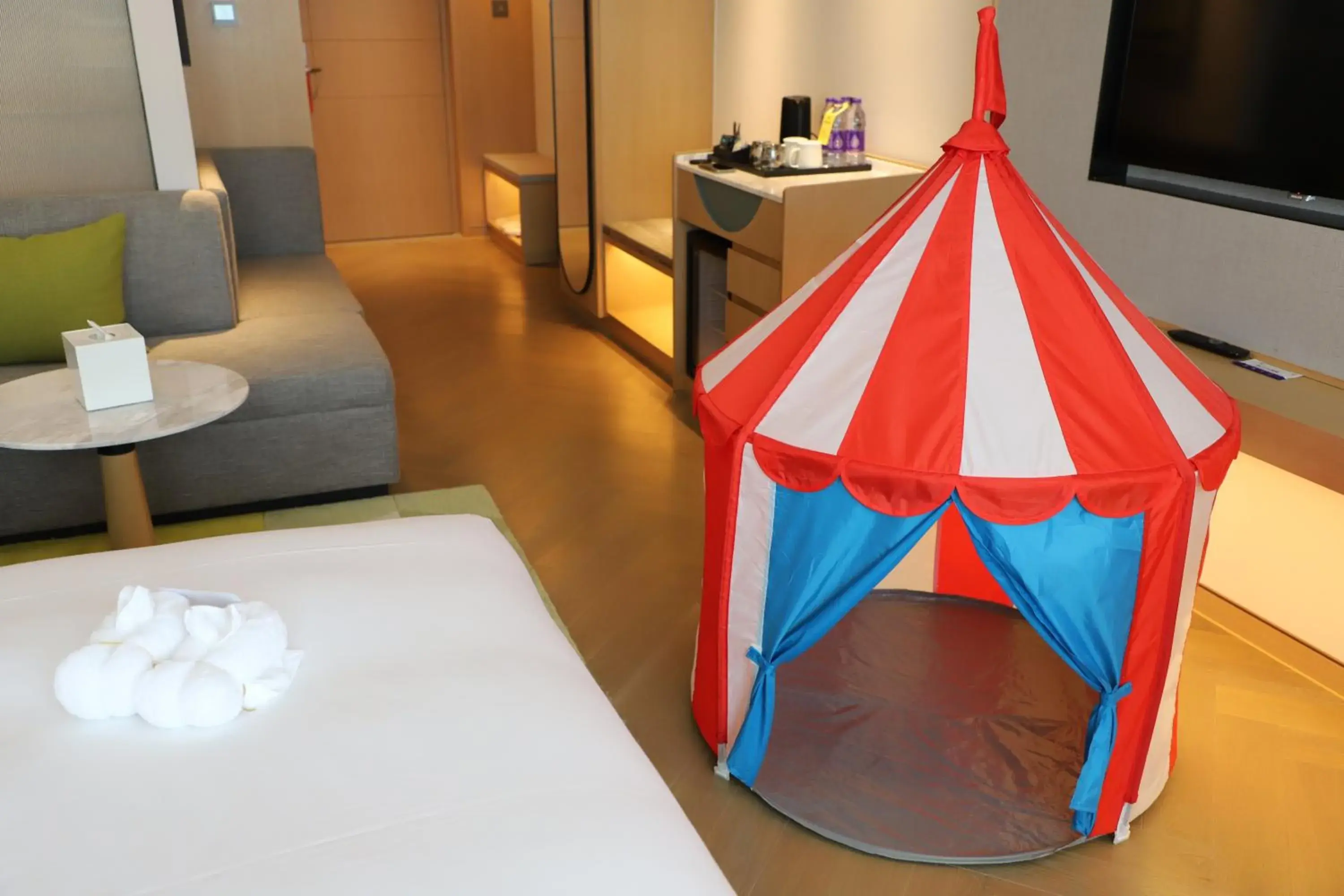 Photo of the whole room, Bed in Holiday Inn Zhengzhou High-Tech Zone, an IHG Hotel