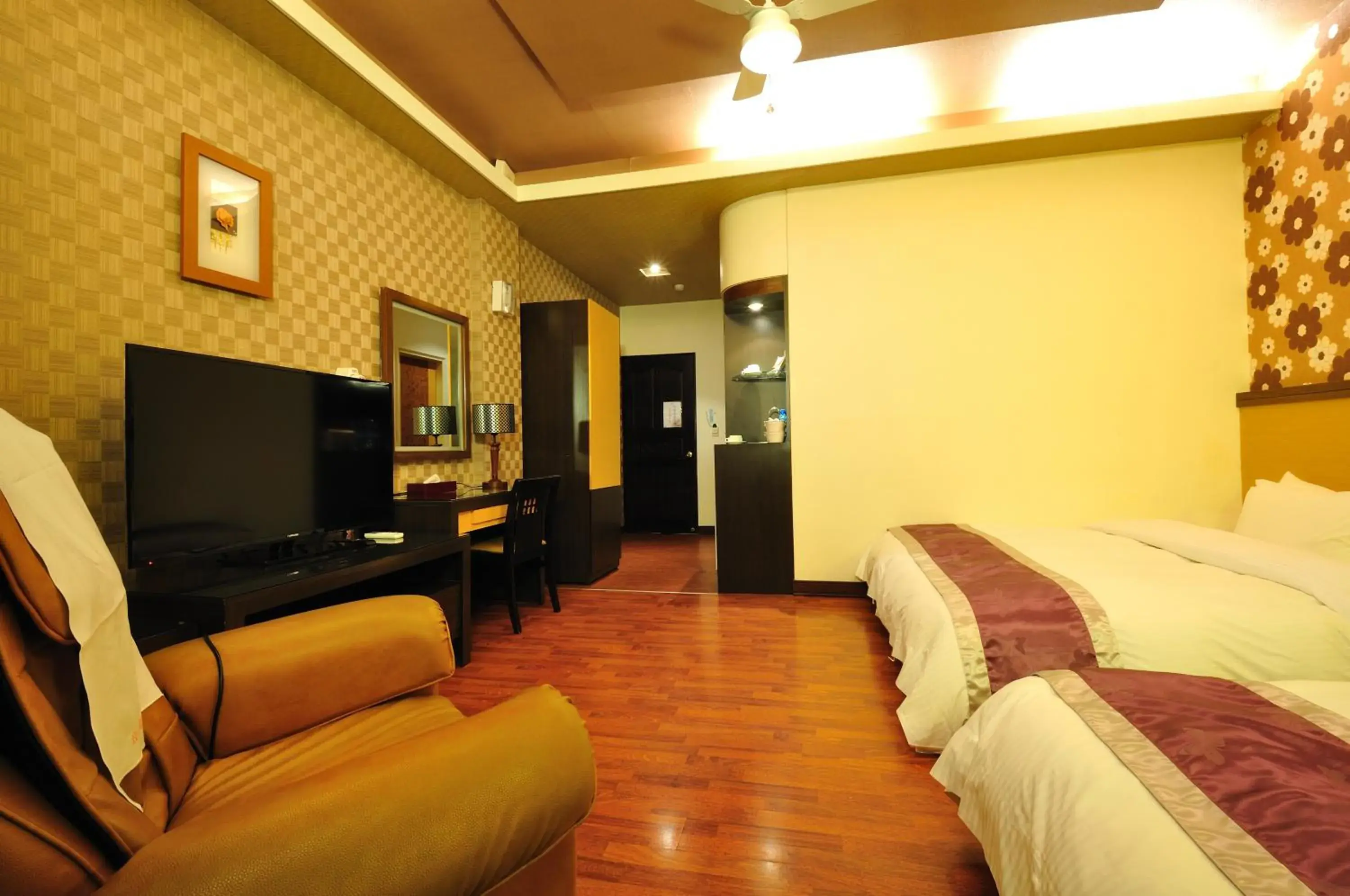 Bedroom, TV/Entertainment Center in wogo hotel