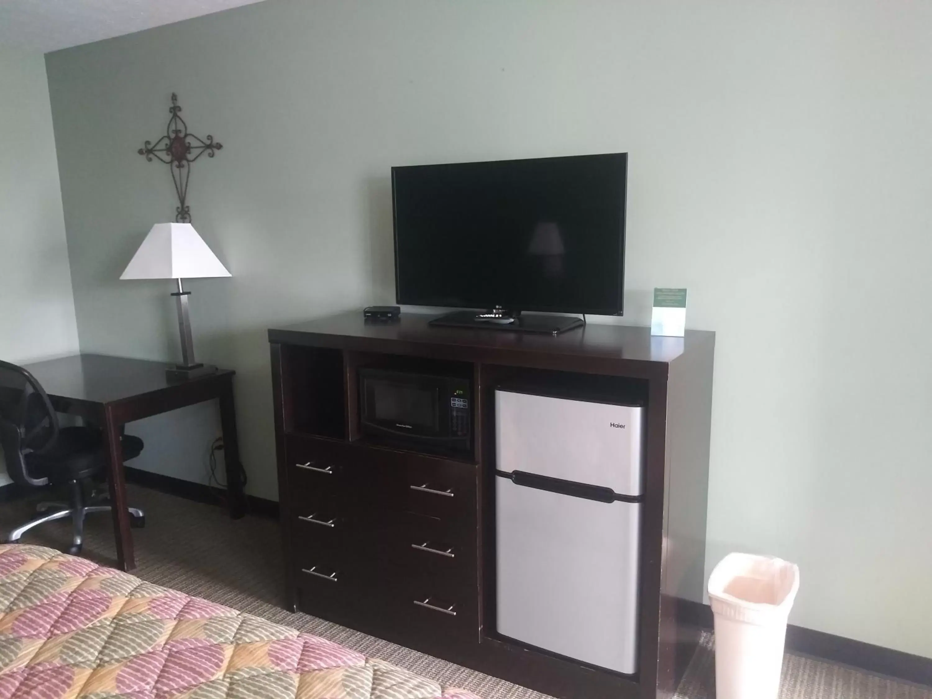 TV and multimedia, TV/Entertainment Center in Hearthstone Inn