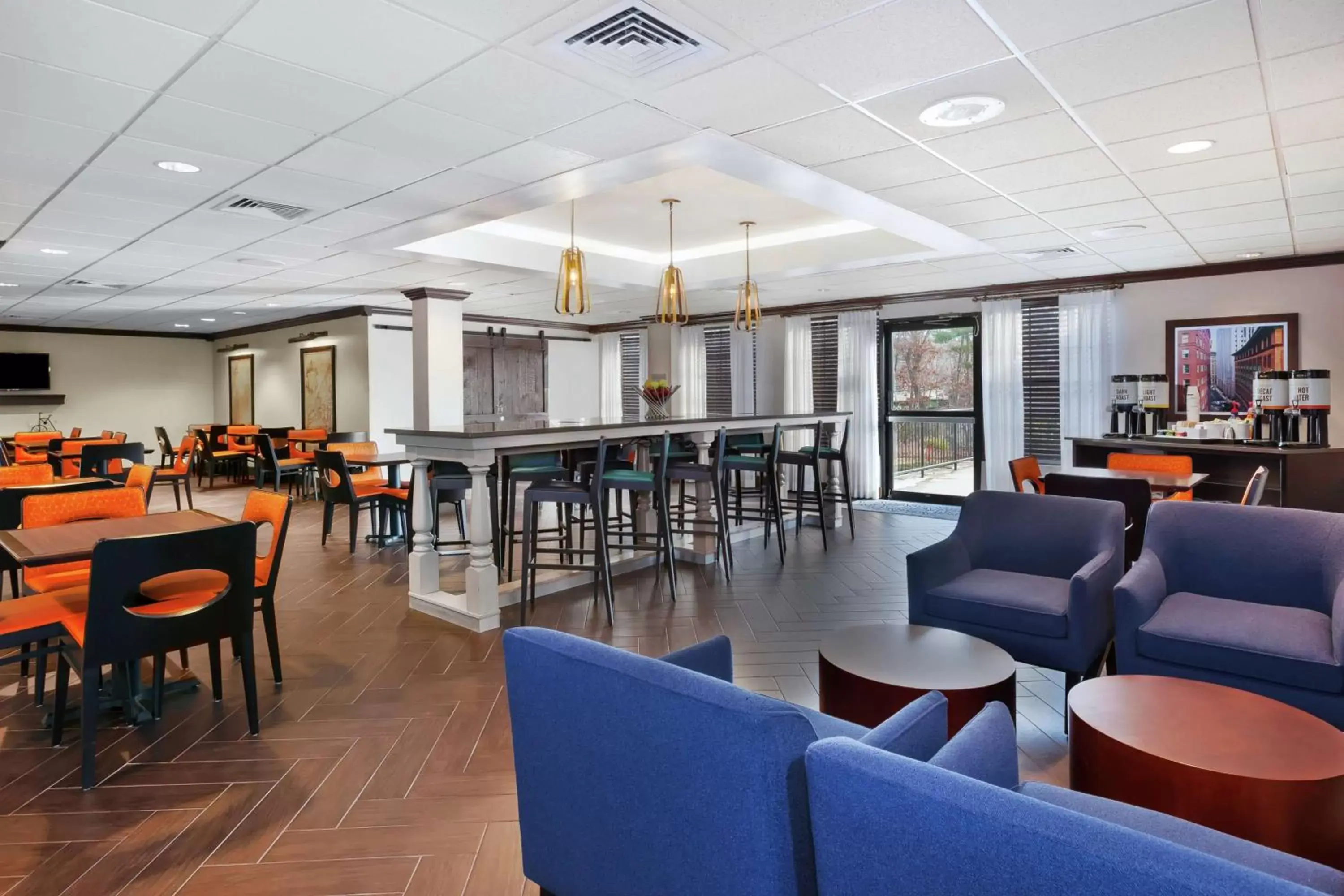 Lobby or reception, Lounge/Bar in Hampton Inn Boston/Peabody