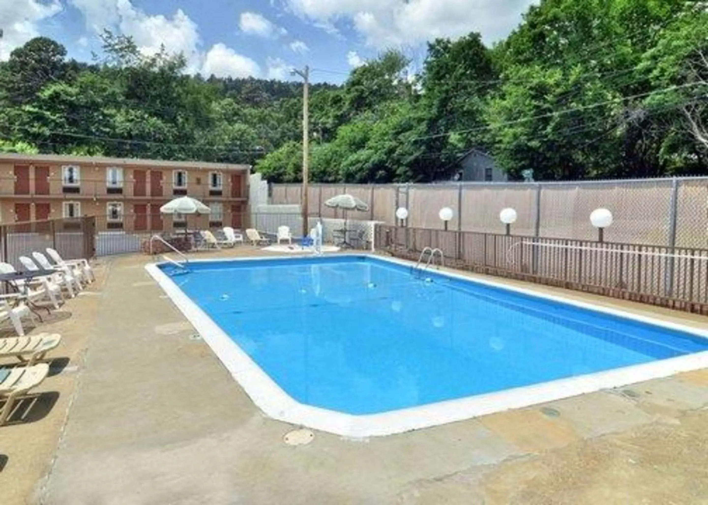 Swimming Pool in Rodeway Inn Hot Springs National Park Area