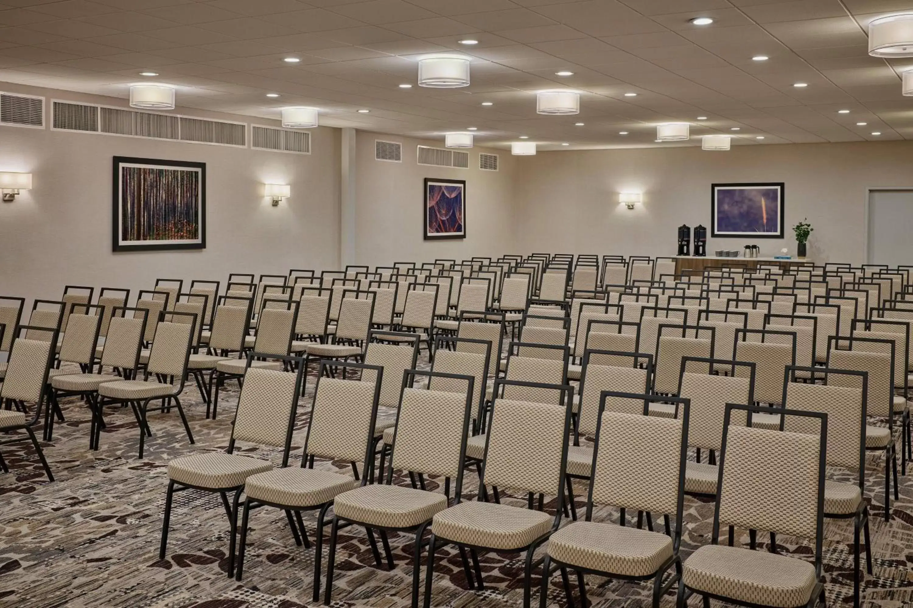 Meeting/conference room in Delta Hotels by Marriott Chicago Willowbrook