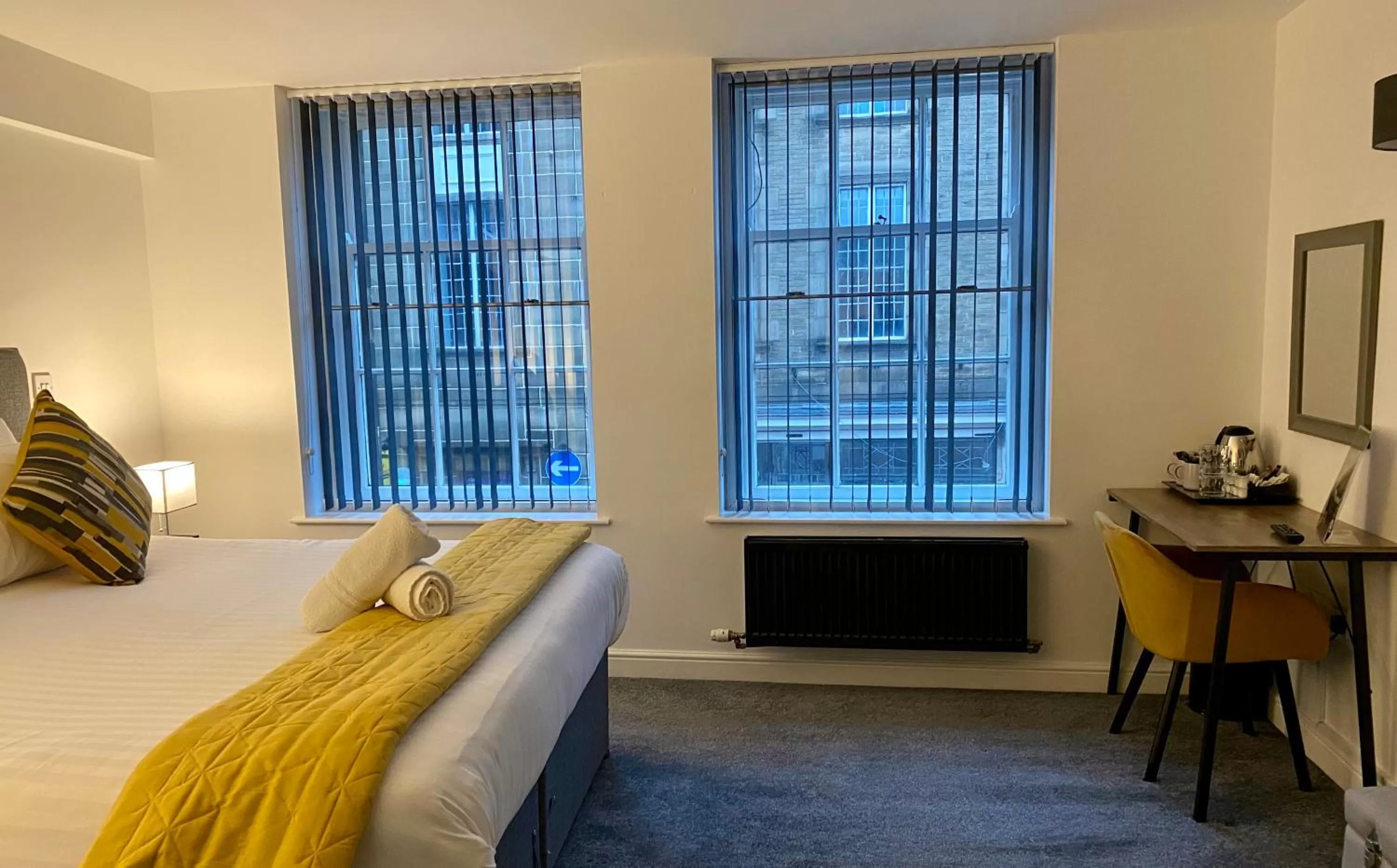 Bedroom, Bed in Crows Hotel