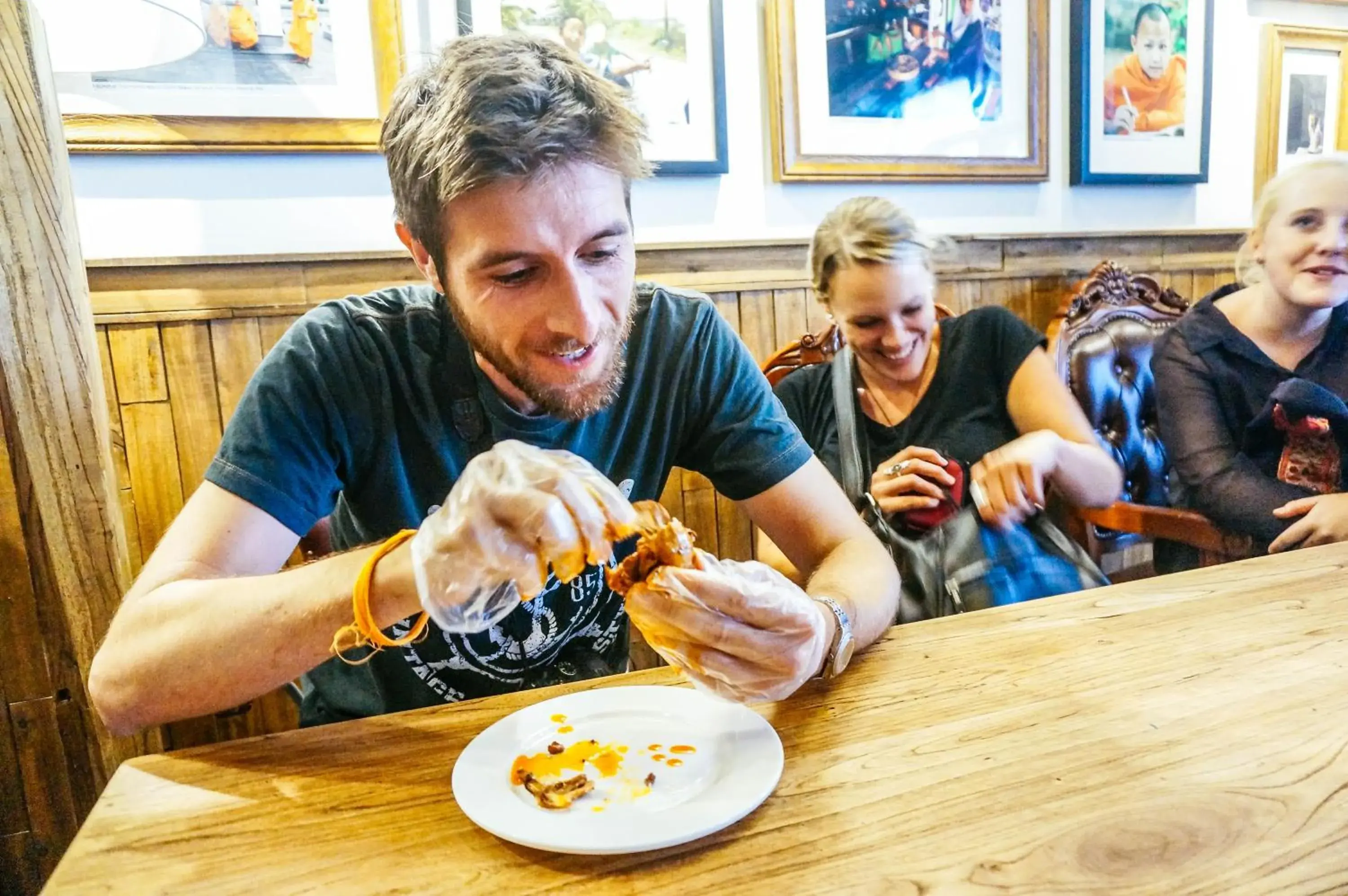 Lounge or bar in SONDERIA Lazybones Hostel- Wenshu Temple Side, Chill Hostel with All-Day Brunch, Travel Agency in English & Local Bar Vibes Lounge or bar in SONDERIA Lazybones Hostel- Wenshu Temple Side, Chill Hostel with All-Day Brunch, Travel Agency in English & Local Bar Vibes