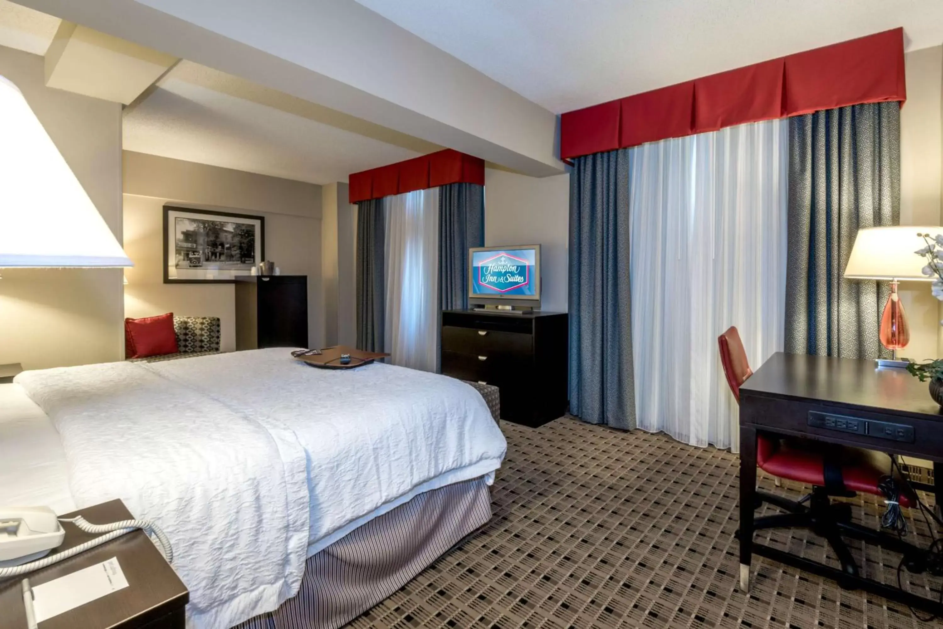 Bed, TV/Entertainment Center in Hampton Inn & Suites Montgomery-Downtown
