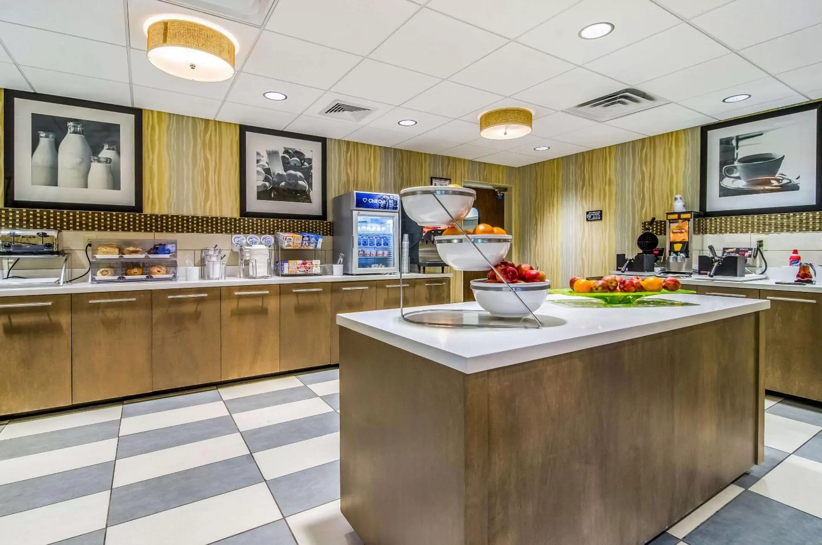 Restaurant/places to eat, Kitchen/Kitchenette in Comfort Inn Raleigh Midtown