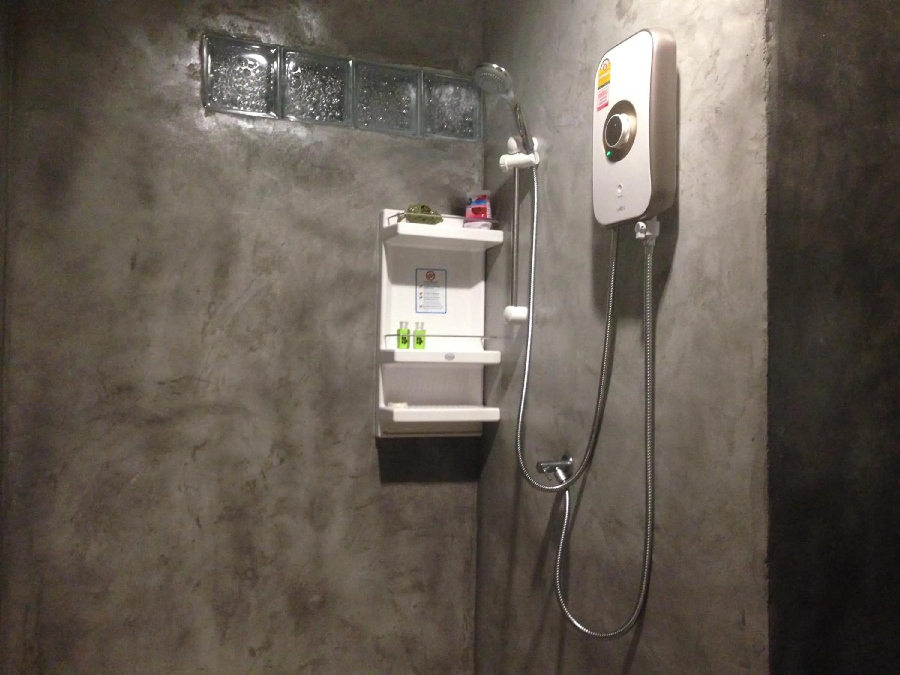 Shower in BaanPhong Lanta