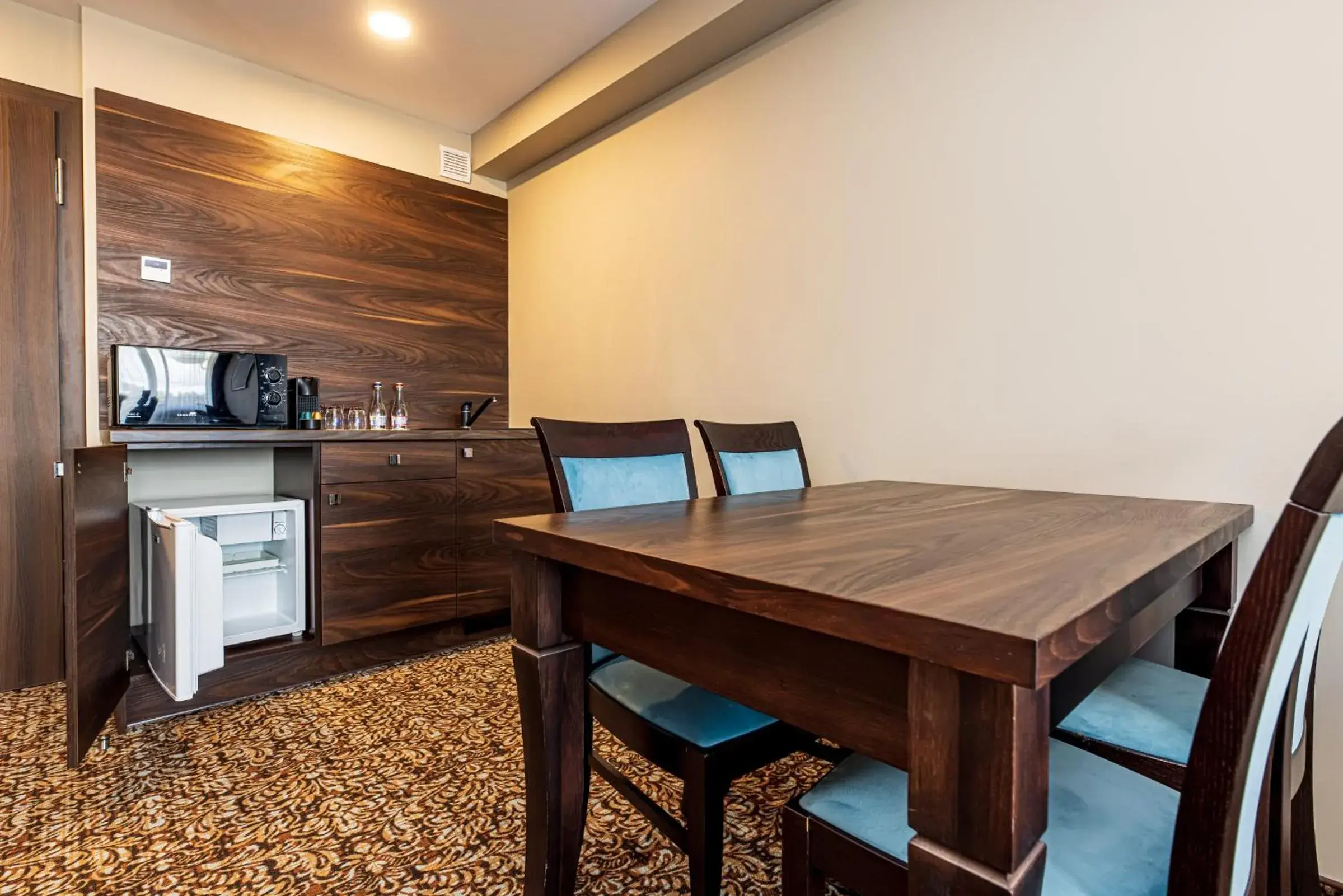 Kitchen or kitchenette, Dining Area in Gradiali Wellness and SPA