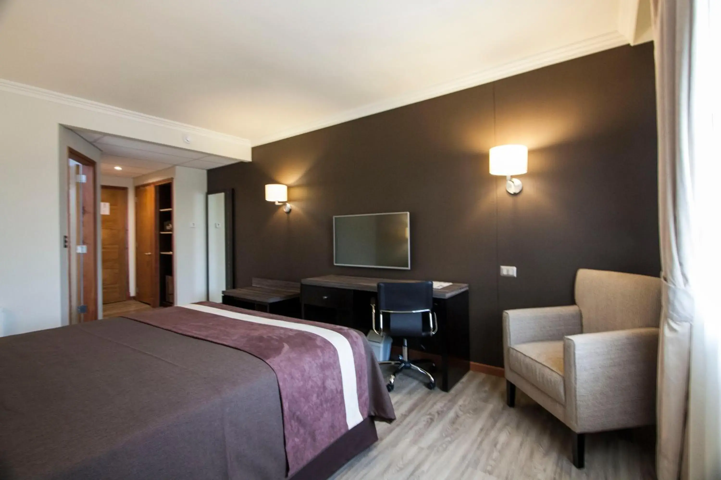Bedroom, TV/Entertainment Center in Hotel Diego de Almagro Osorno