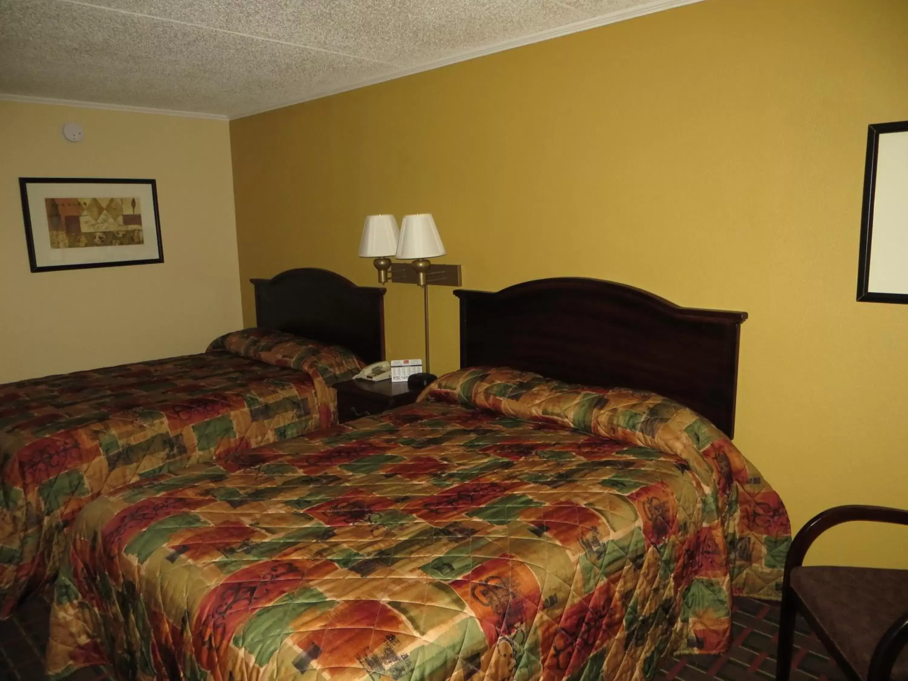 Queen Room with Two Queen Beds - Non-Smoking in Econo Lodge Lenoir City