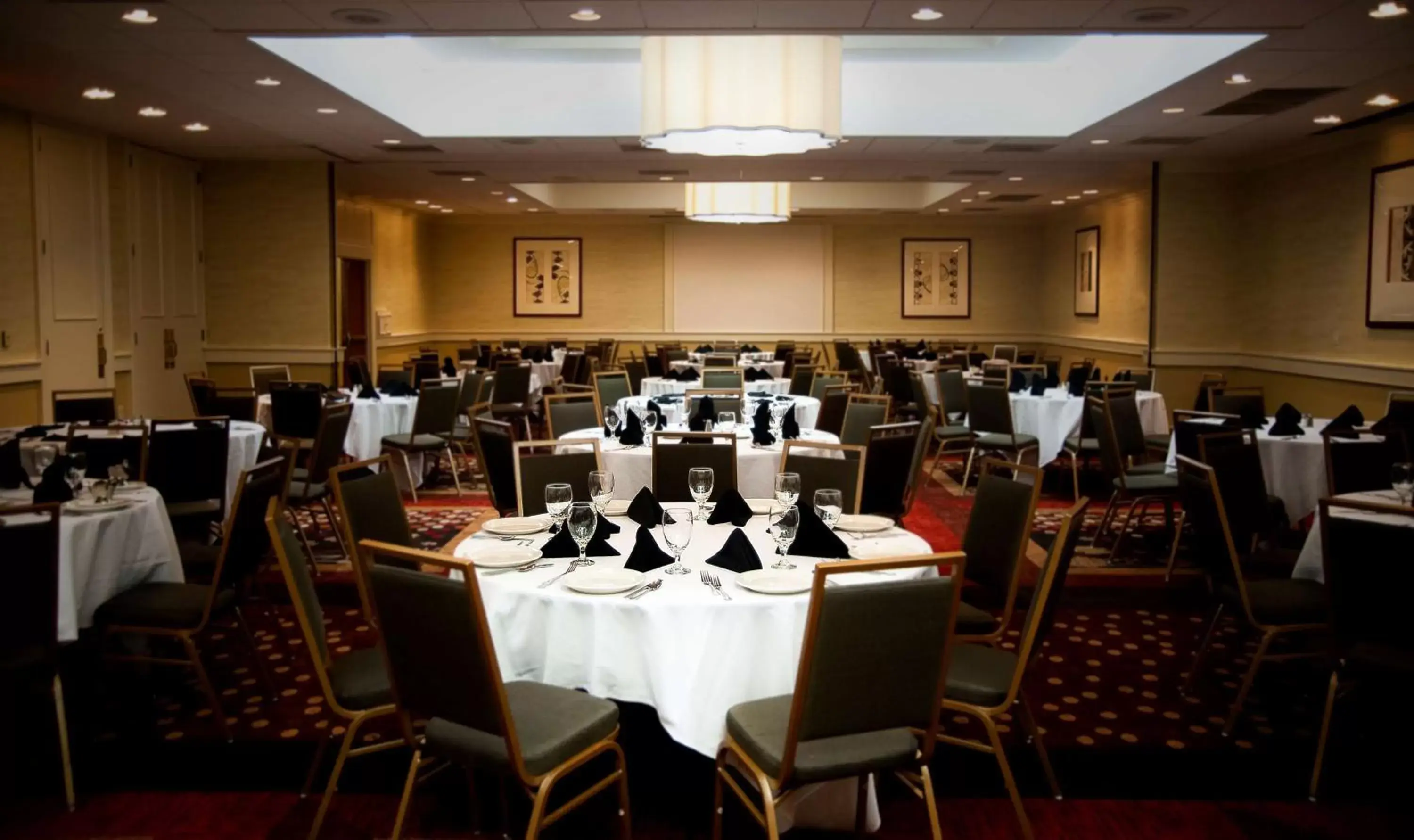 Meeting/conference room, Restaurant/Places to Eat in Embassy Suites Memphis