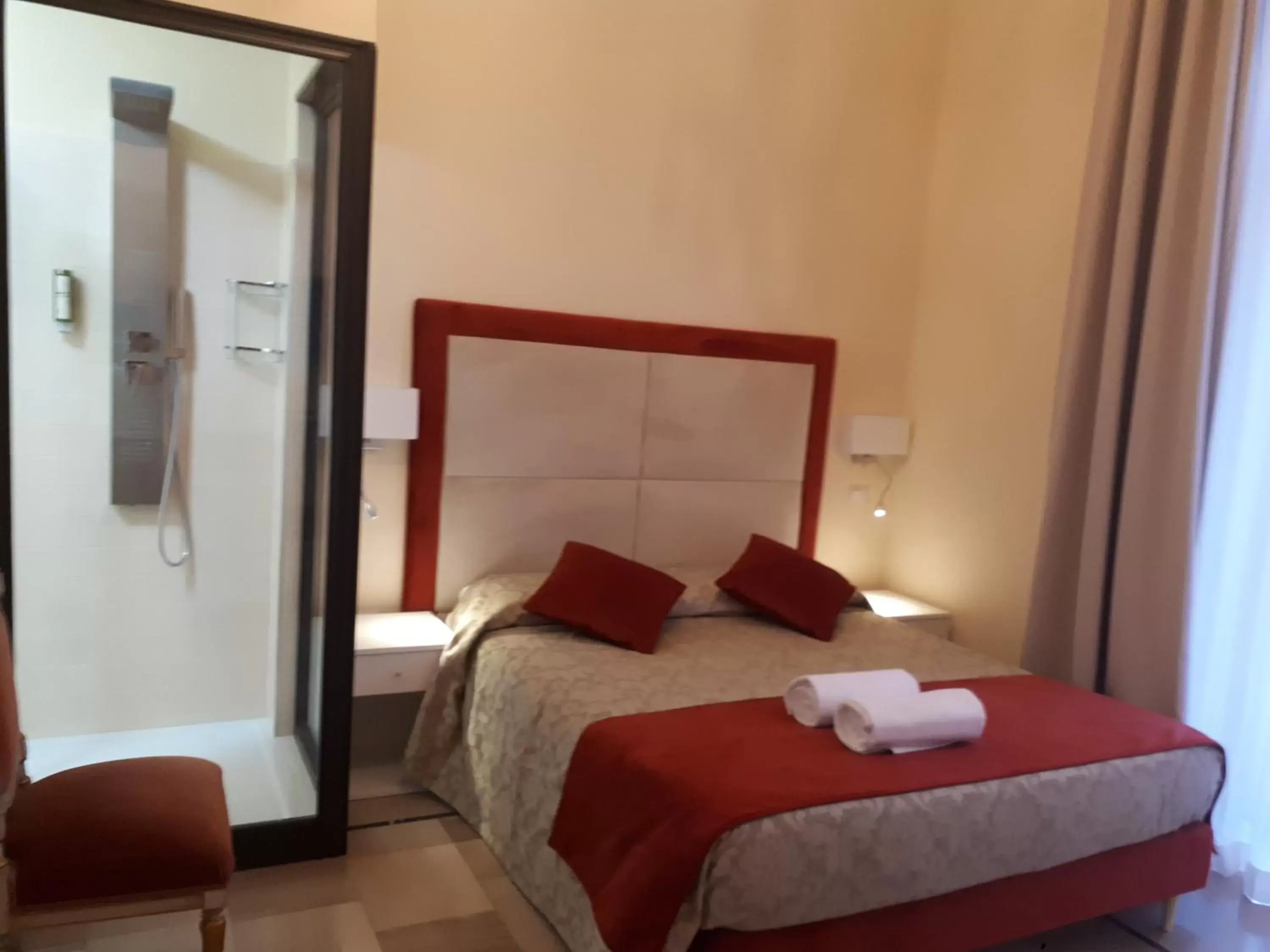 Double Room with Balcony in Dimora Charleston Lecce parcheggio privato in loco gratis