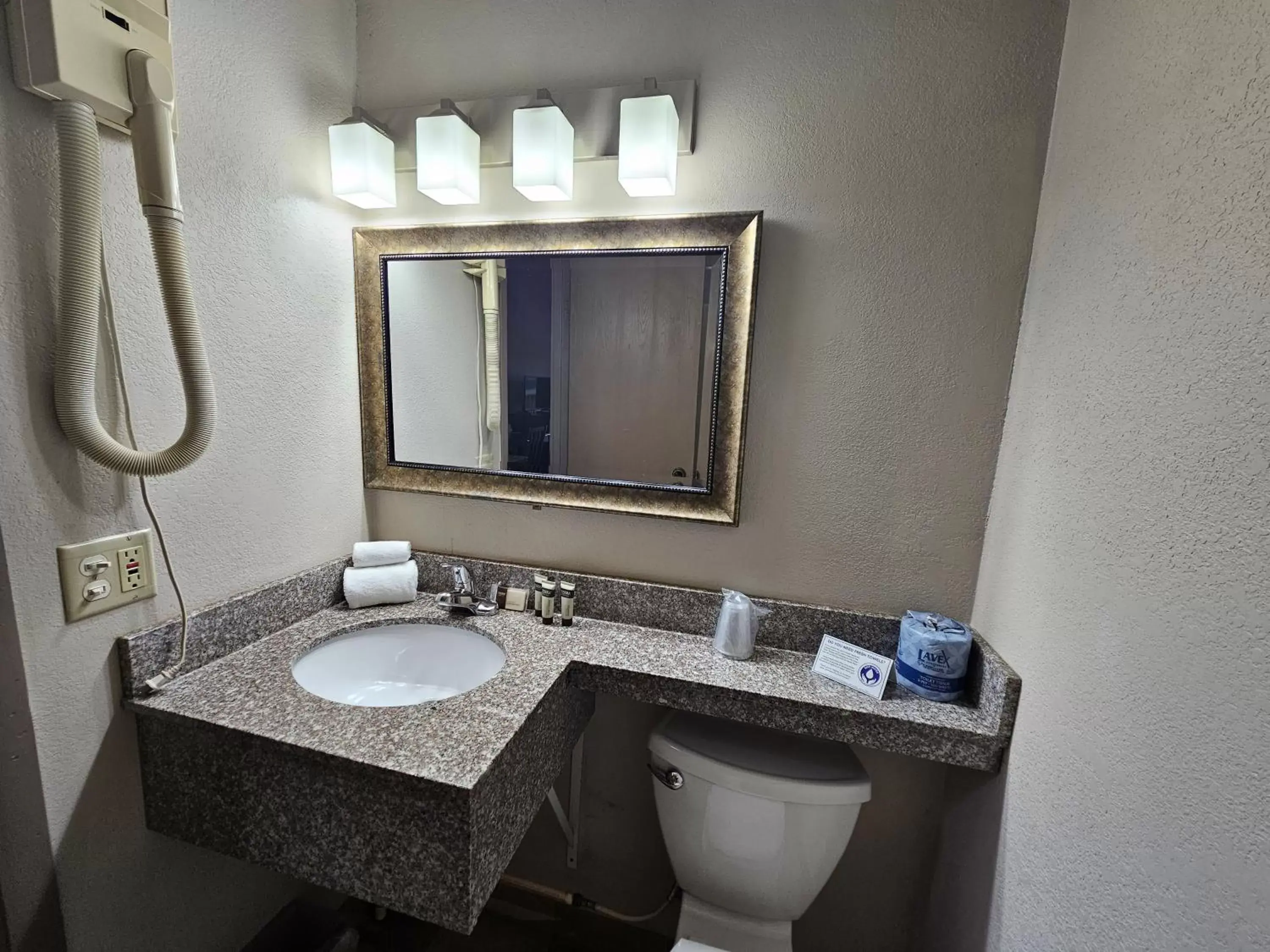 Toilet, Bathroom in The Lodge at Chalk Hill