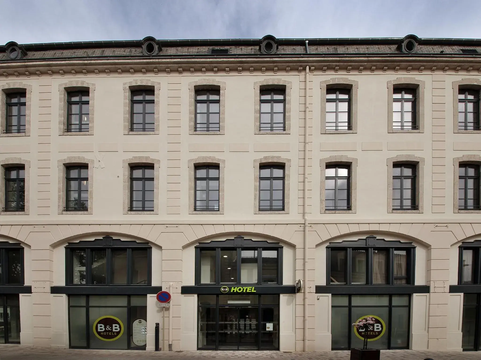 Facade/entrance, Property Building in B&B Hôtel Castres Centre Gambetta