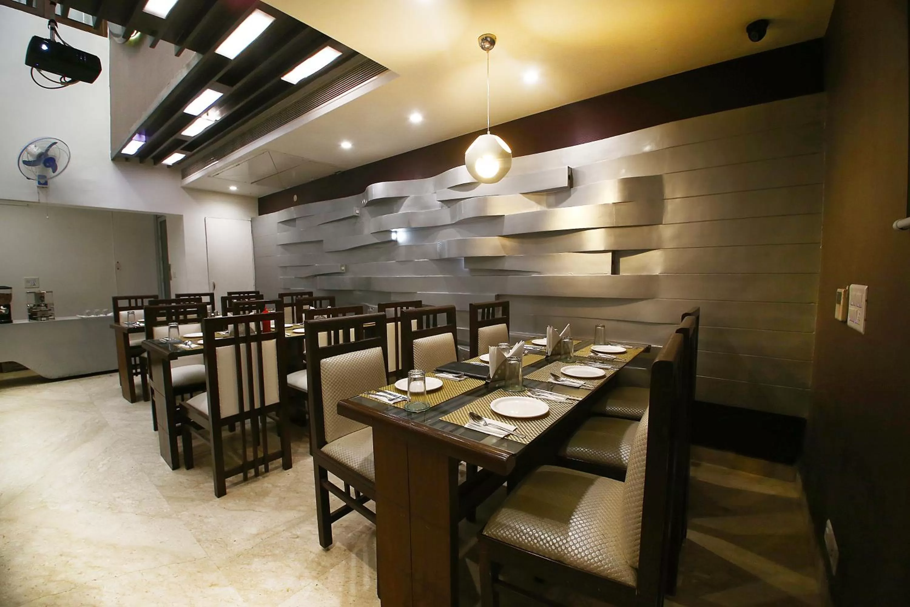 Restaurant/places to eat in Hotel Emerald