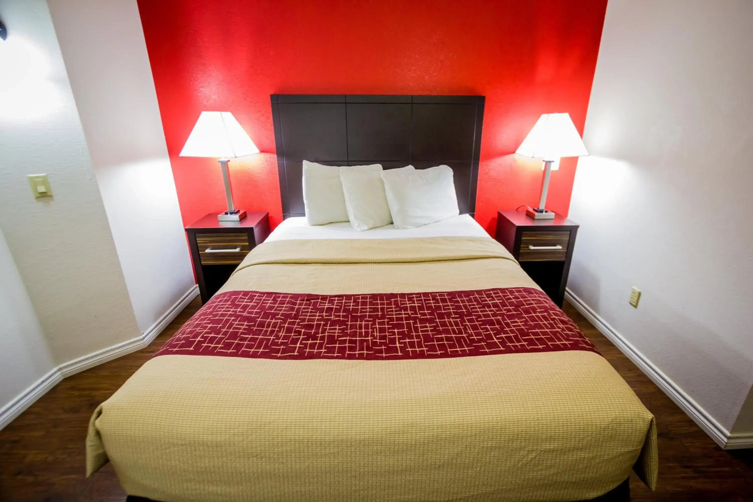 Photo of the whole room, Bed in Red Roof Inn Austin - Round Rock