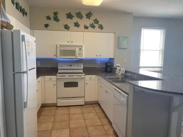 Kitchen/Kitchenette in Shores of Panama Resort