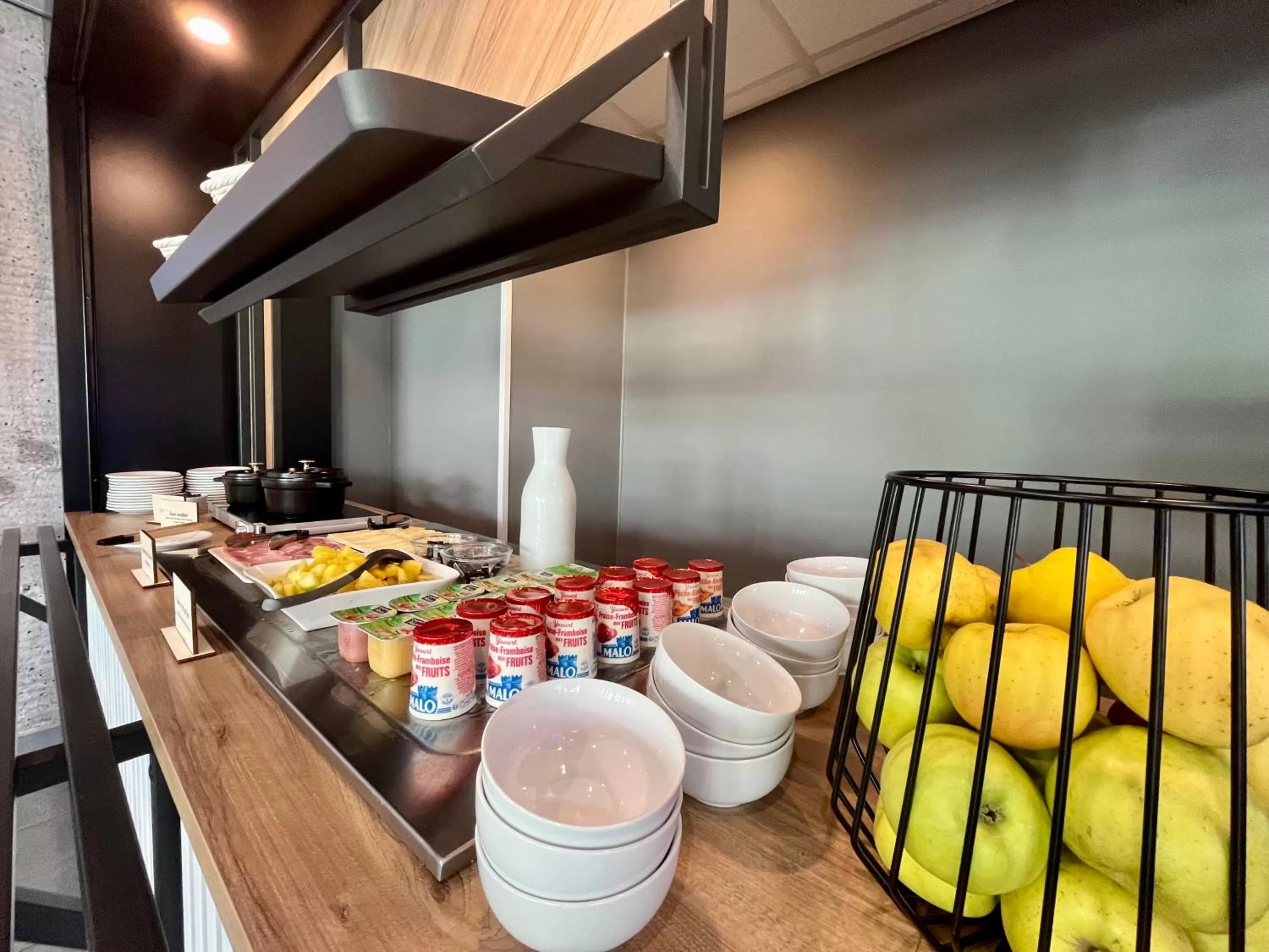 Food and drinks in B&B HOTEL Lyon Aéroport Saint-Quentin-Fallavier