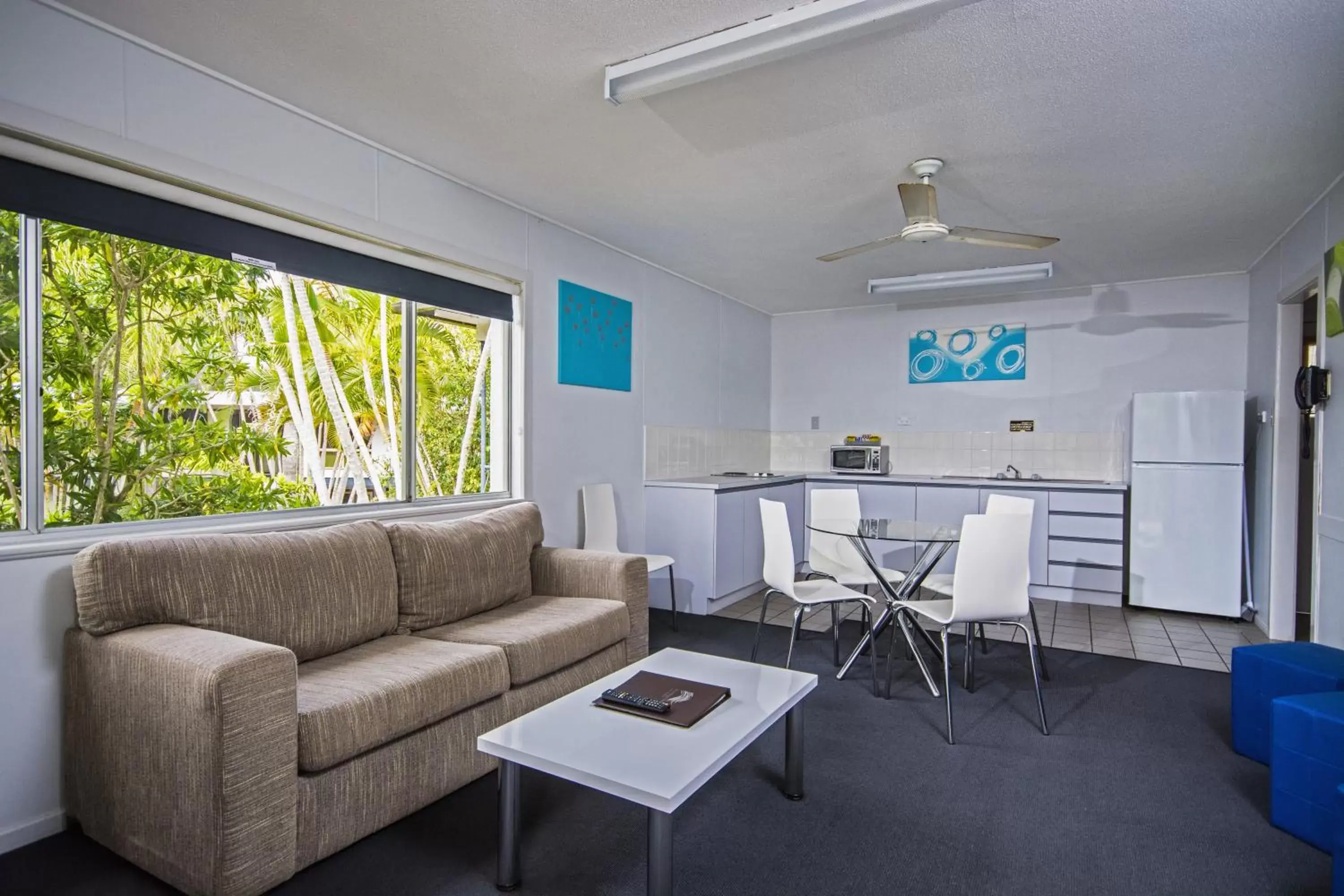 Kitchen or kitchenette, Seating Area in The Beach Motel Hervey Bay