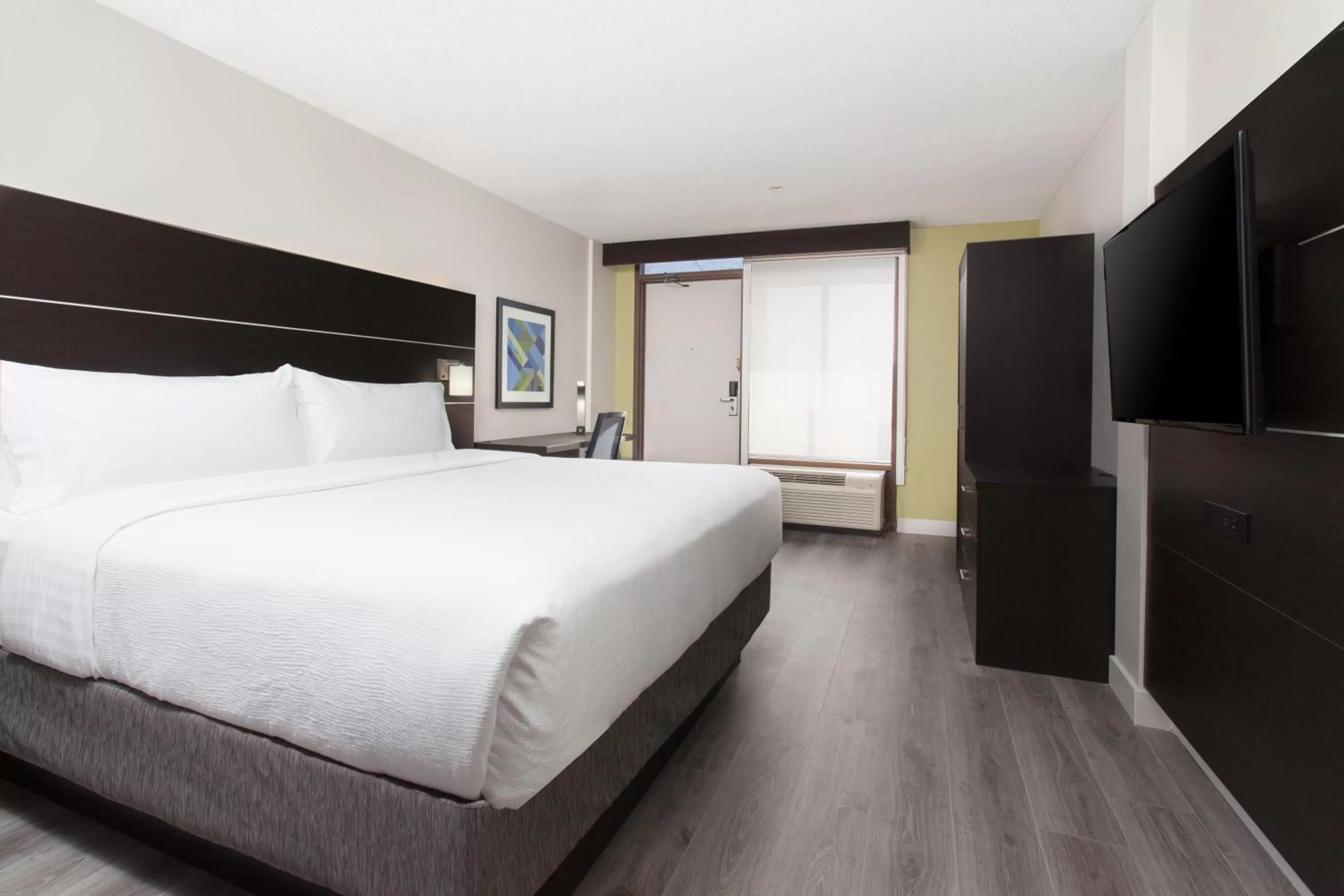 Photo of the whole room, Bed in Holiday Inn Express & Suites Mississauga-Toronto Southwest by IHG