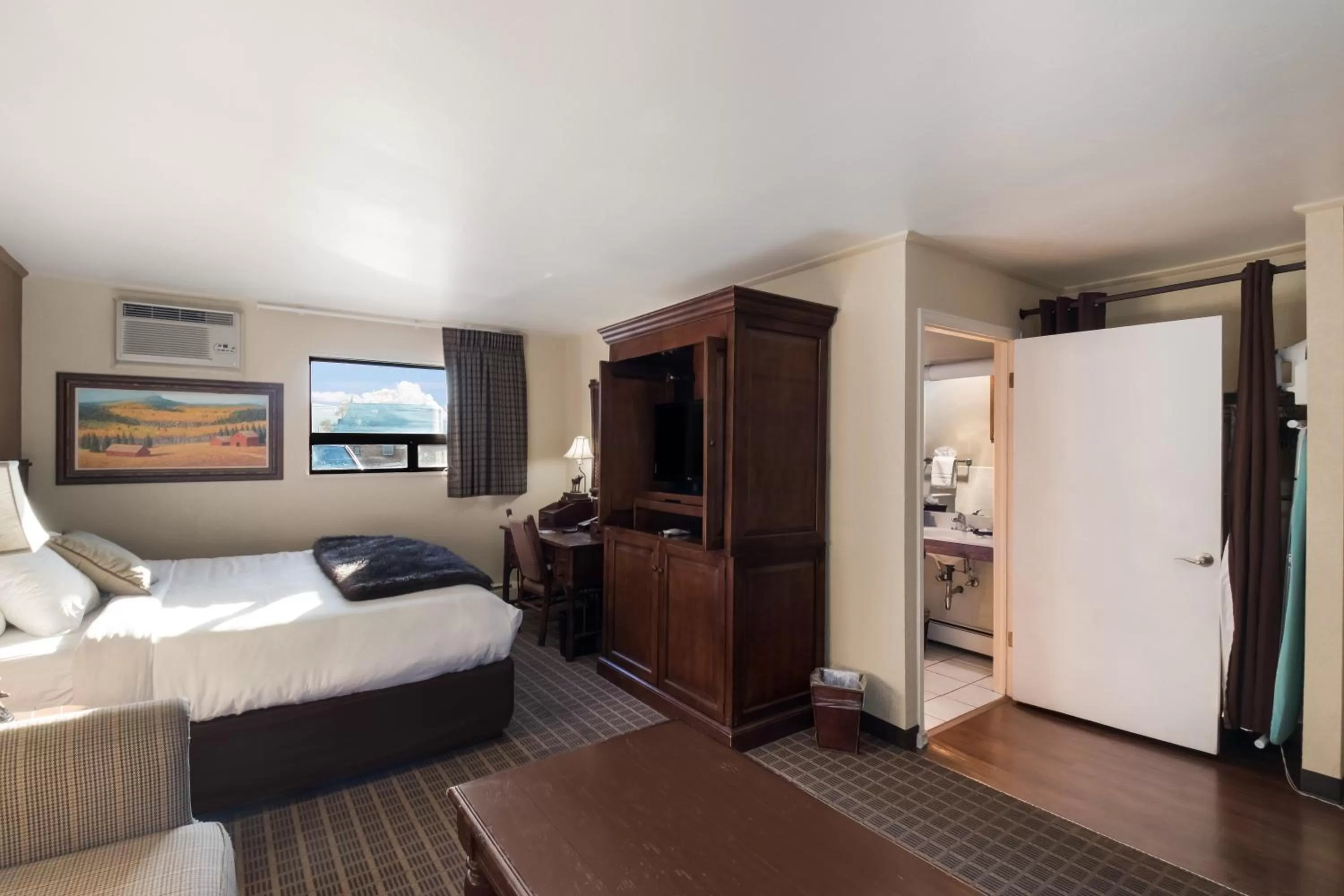 Photo of the whole room, Bed in The Inn at Tomichi Village