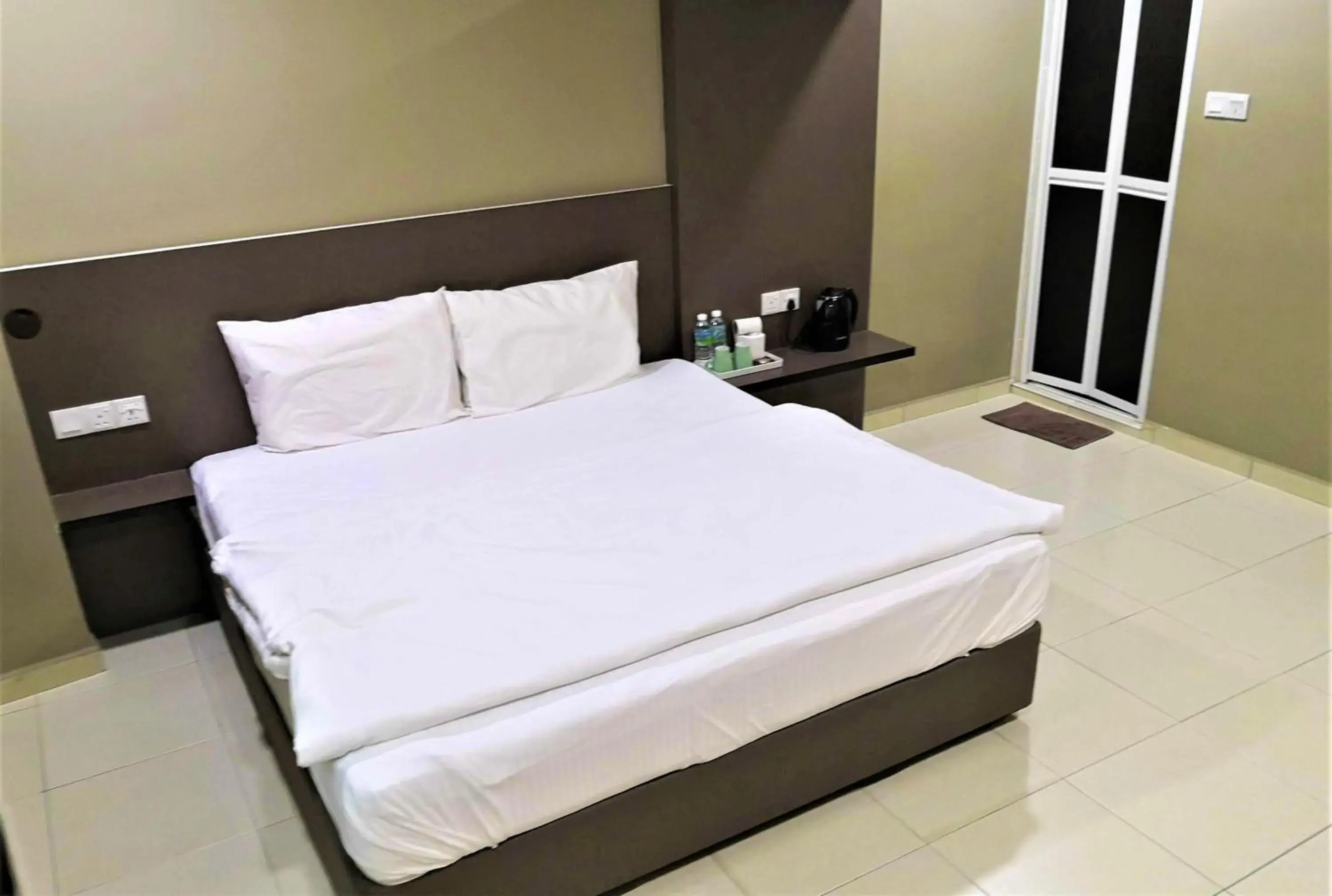 Bedroom, Bed in Tropika Garden Hotel
