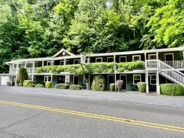 Property Building in Hickory Falls Inn