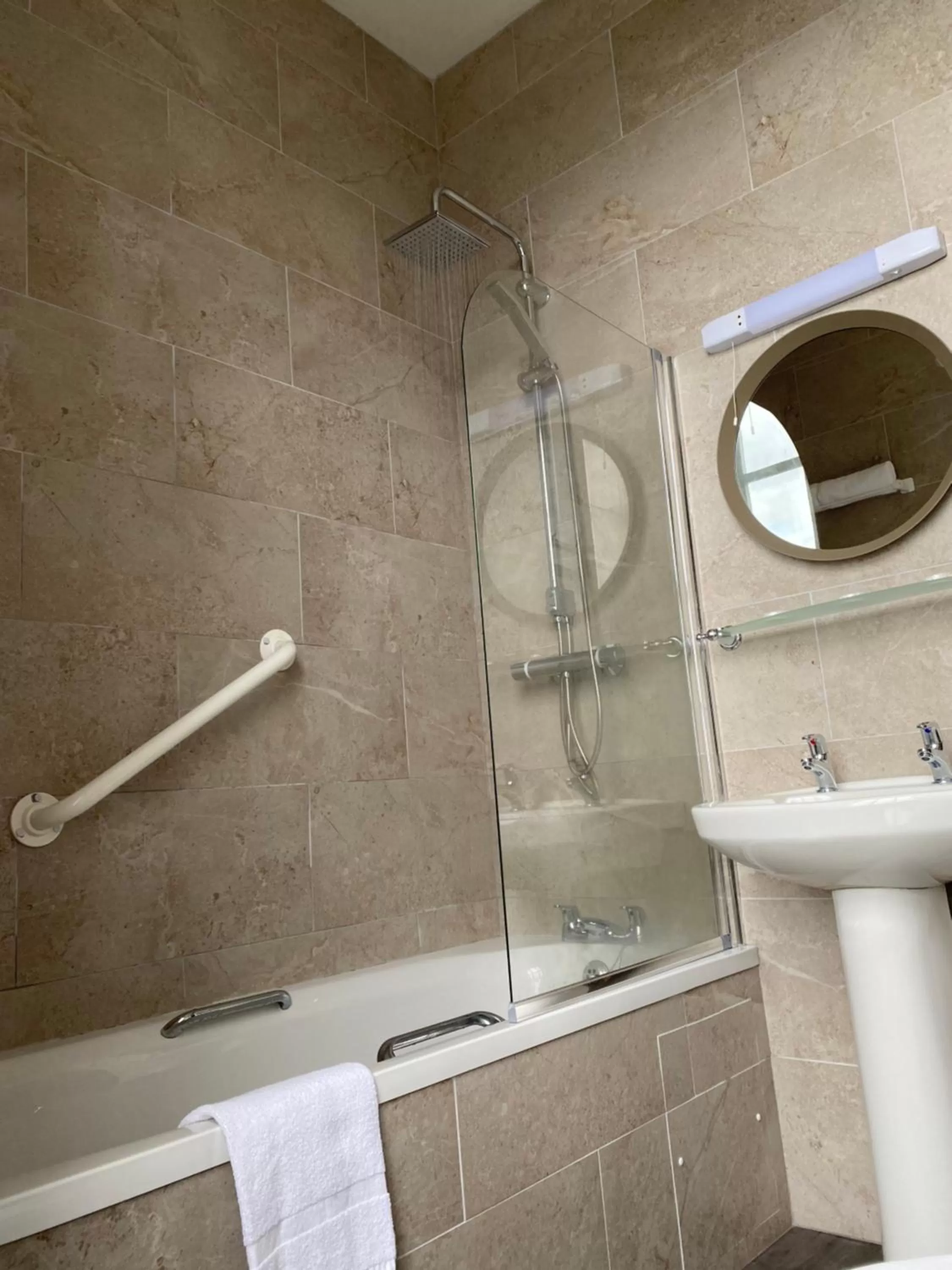 Bathroom in Kildare House Hotel