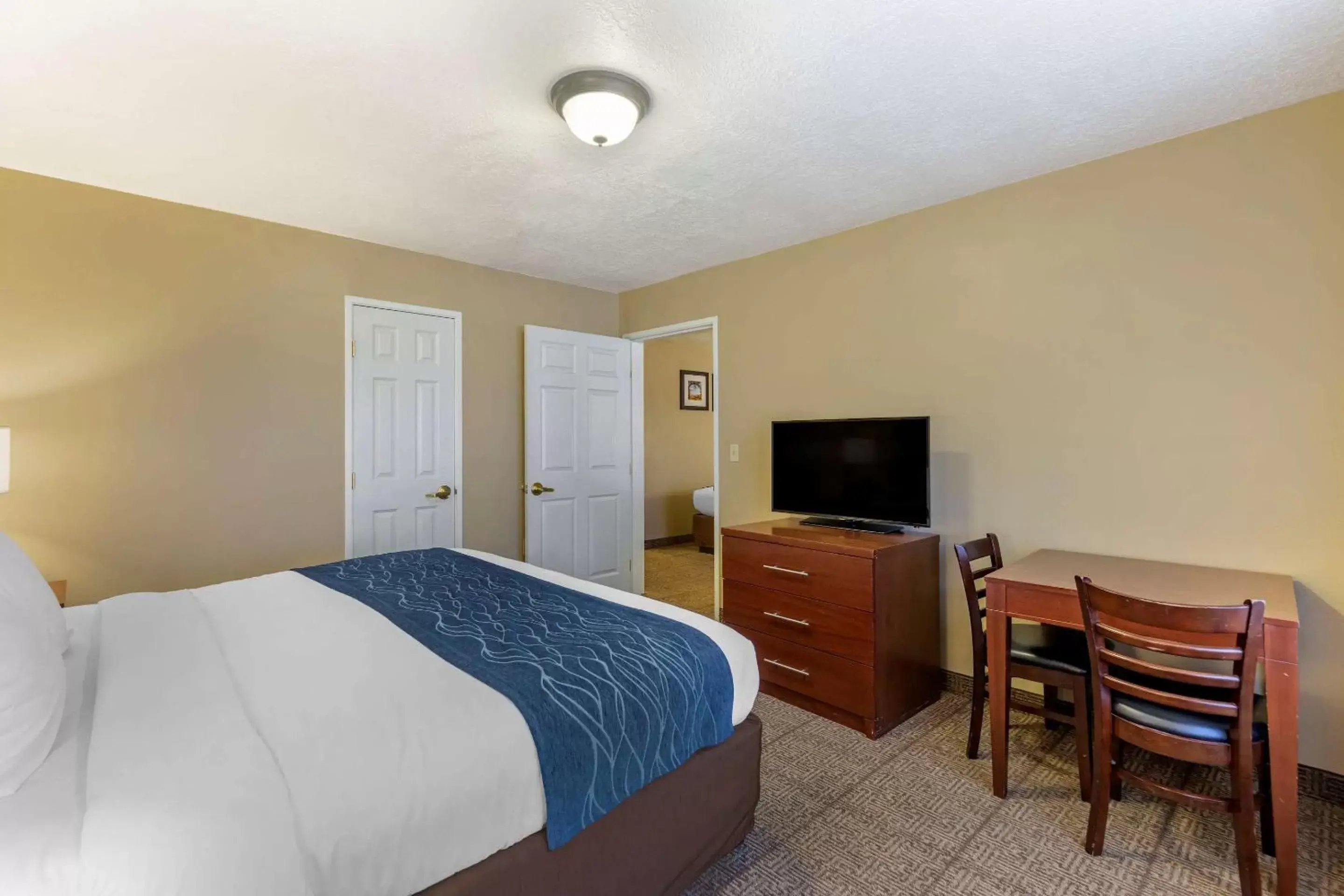 Photo of the whole room, TV/Entertainment Center in Comfort Inn Saint George North