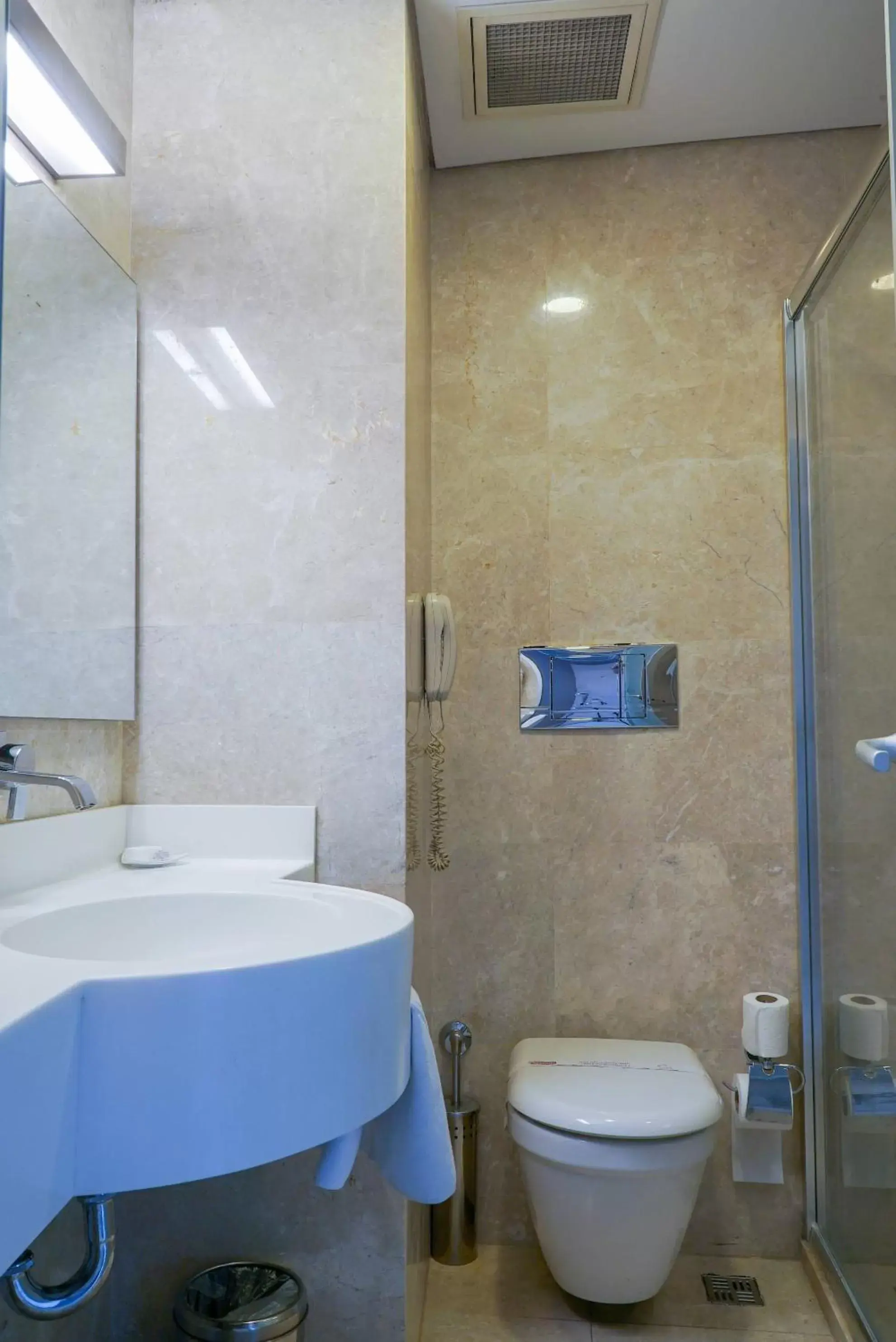 Bathroom in Hotel Troya