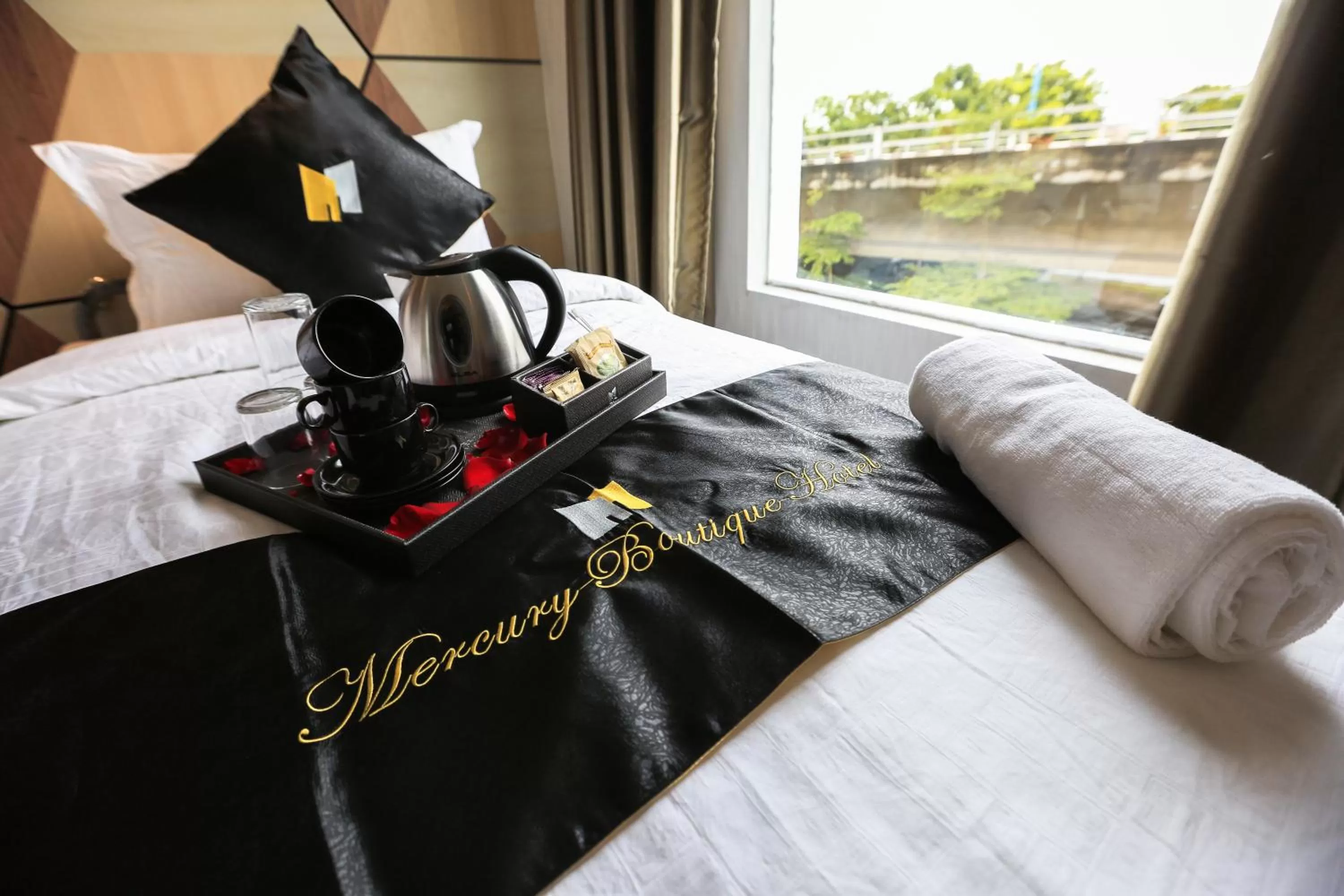 Coffee/tea facilities, Bed in Mercury Boutique Hotel