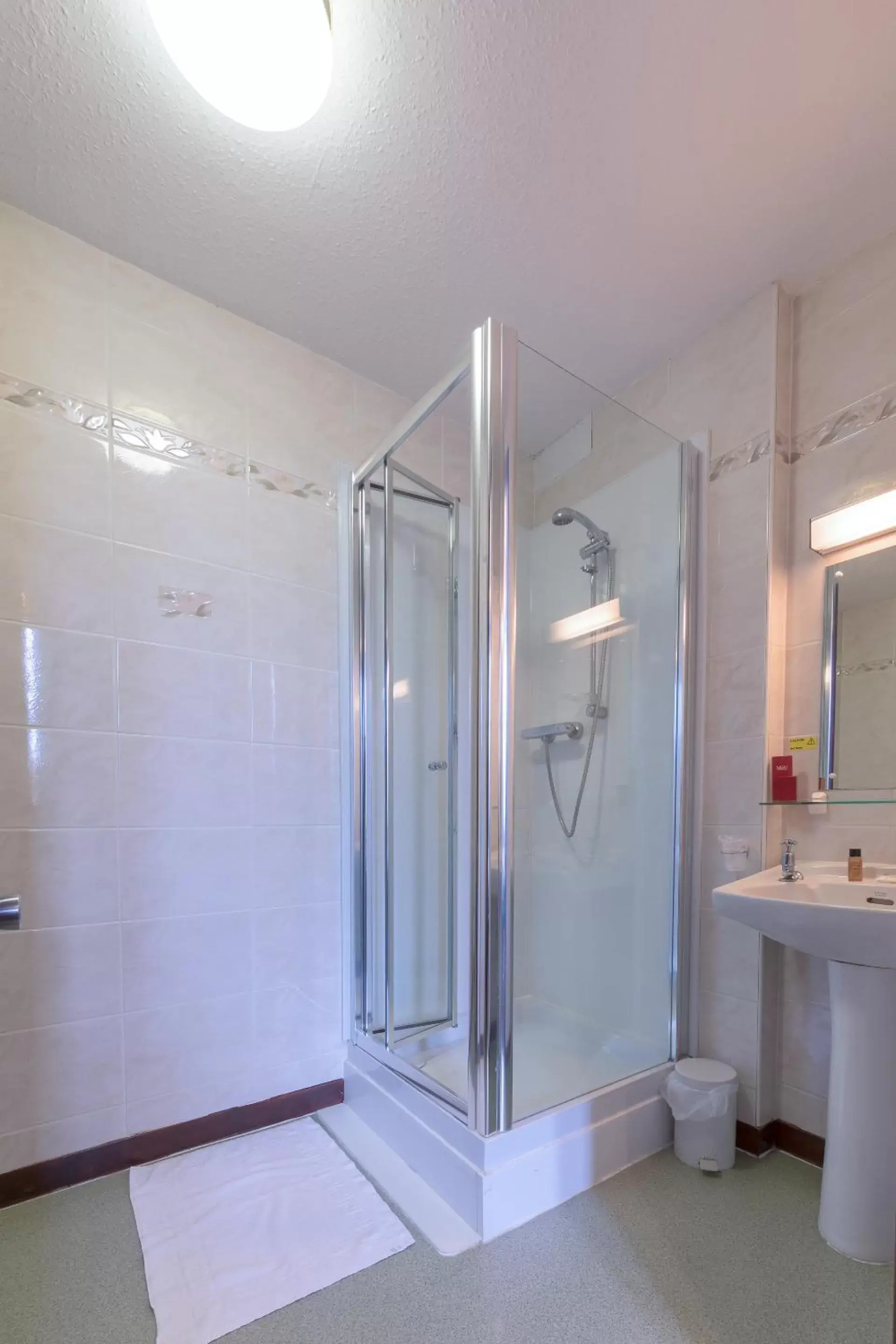 Shower, Bathroom in Royal Thurso Hotel