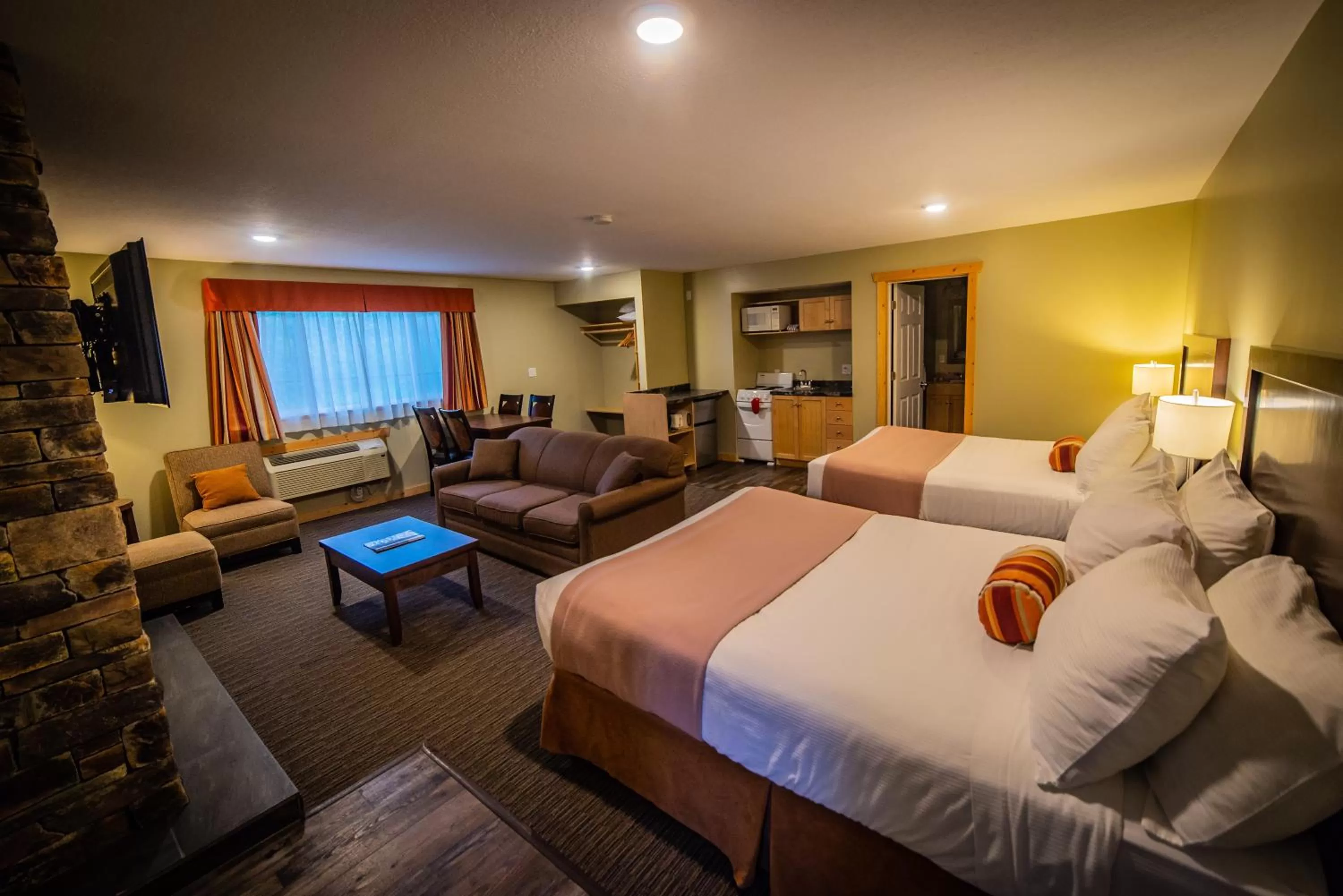 Photo of the whole room, Bed in Alpine Inn & Suites