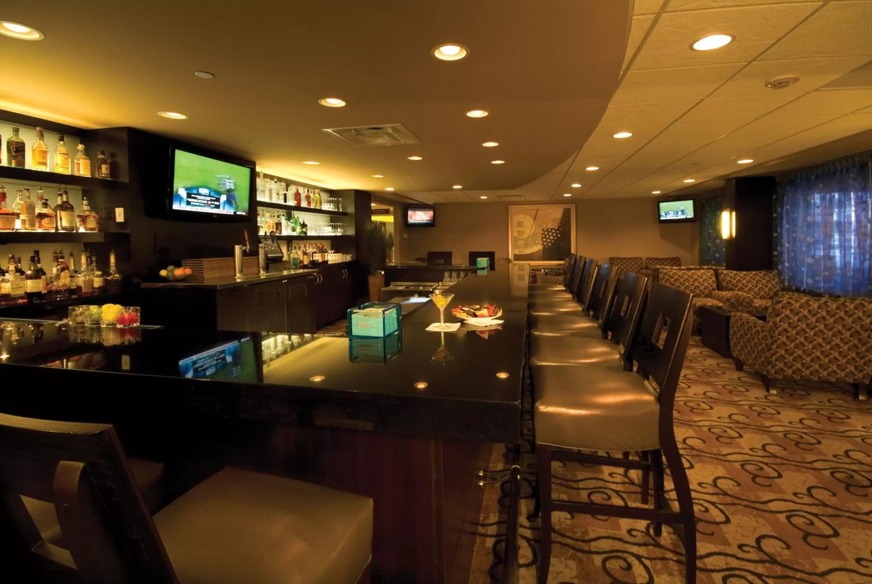 Lounge or bar, Restaurant/Places to Eat in Crowne Plaza Indianapolis-Airport, an IHG Hotel