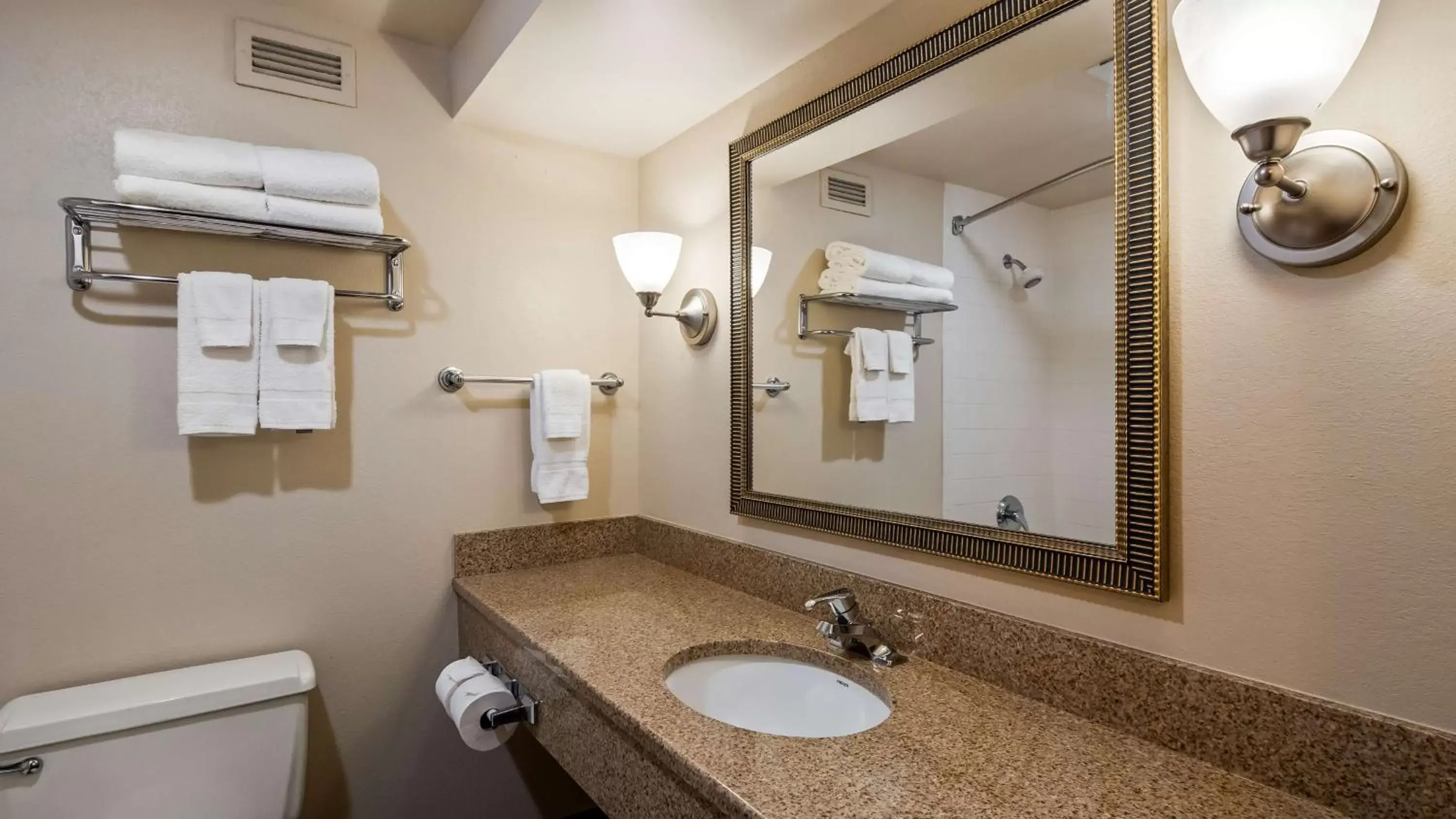 Photo of the whole room, Bathroom in Best Western Plus York Hotel and Conference Center