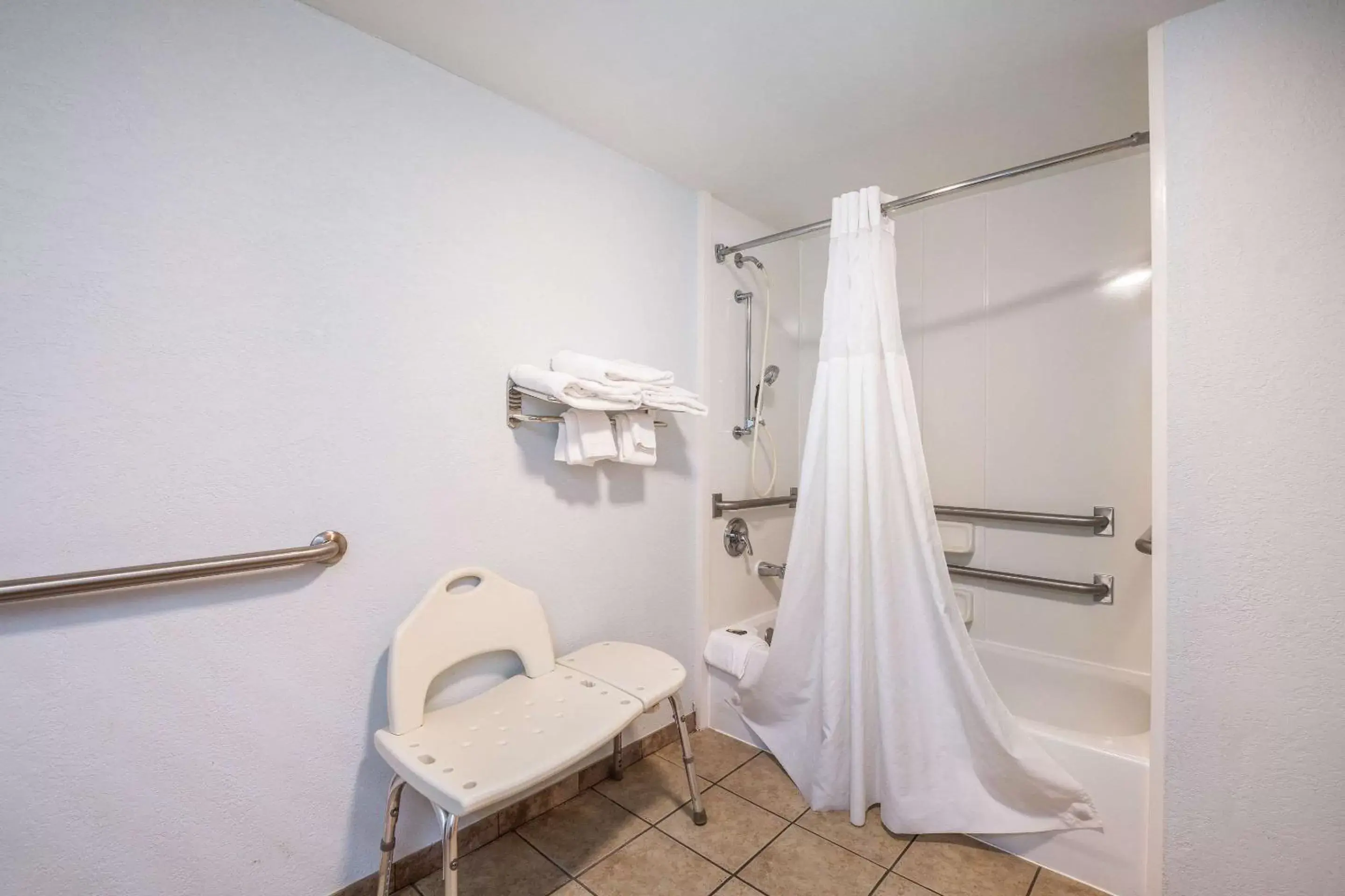 Photo of the whole room, Bathroom in Clarion Inn Cleveland