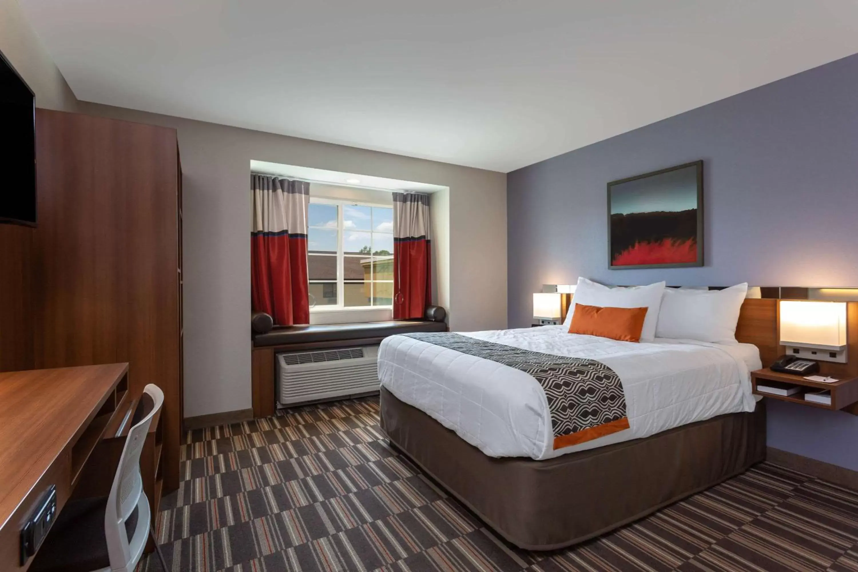 Bed in Microtel Inn & Suites by Wyndham Niagara Falls