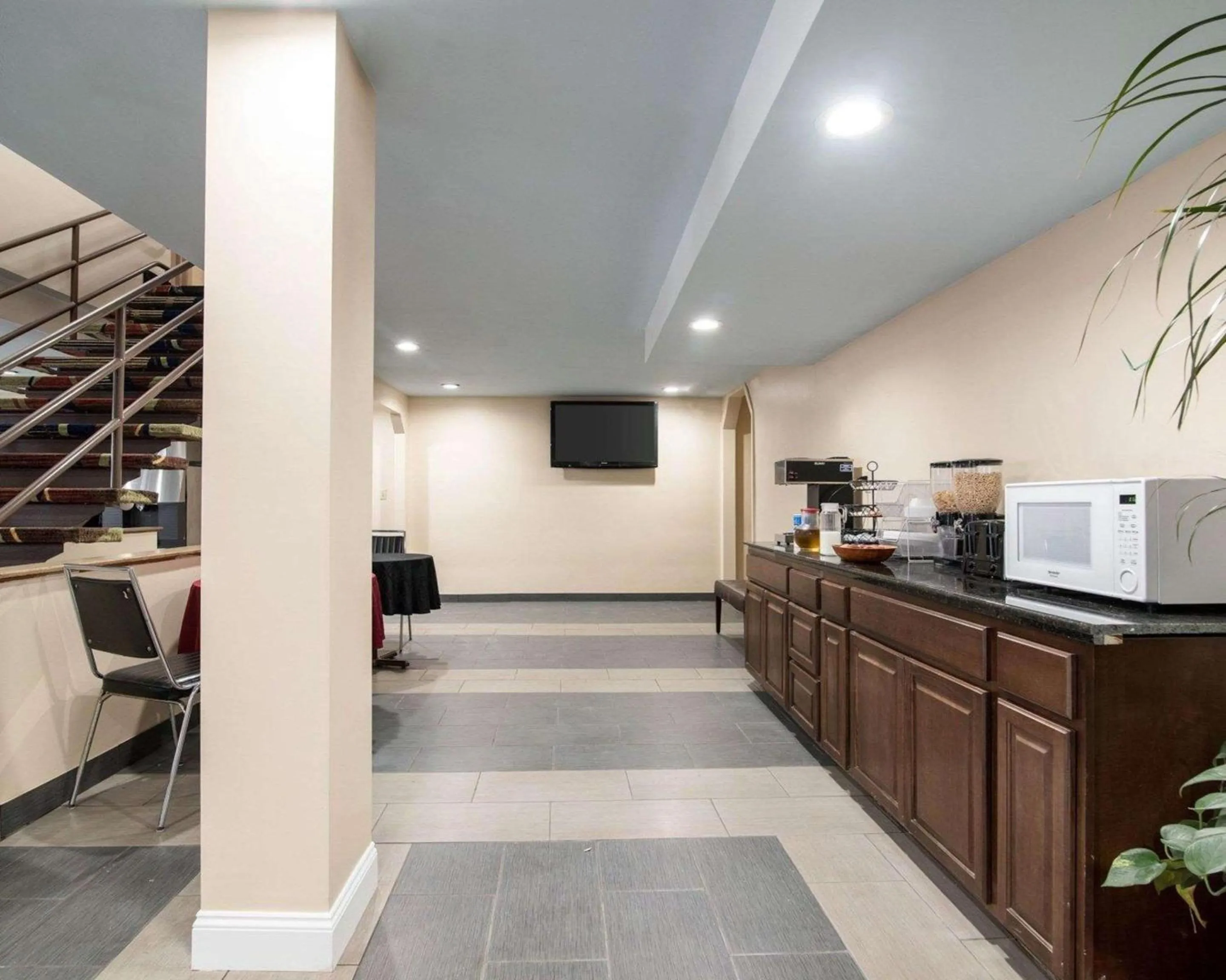 Restaurant/places to eat in Rodeway Inn Syracuse Carrier Circle