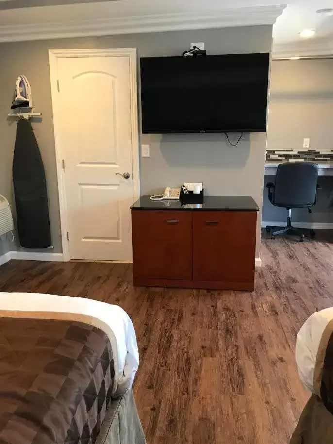 Bed, TV/Entertainment Center in Rex Motel