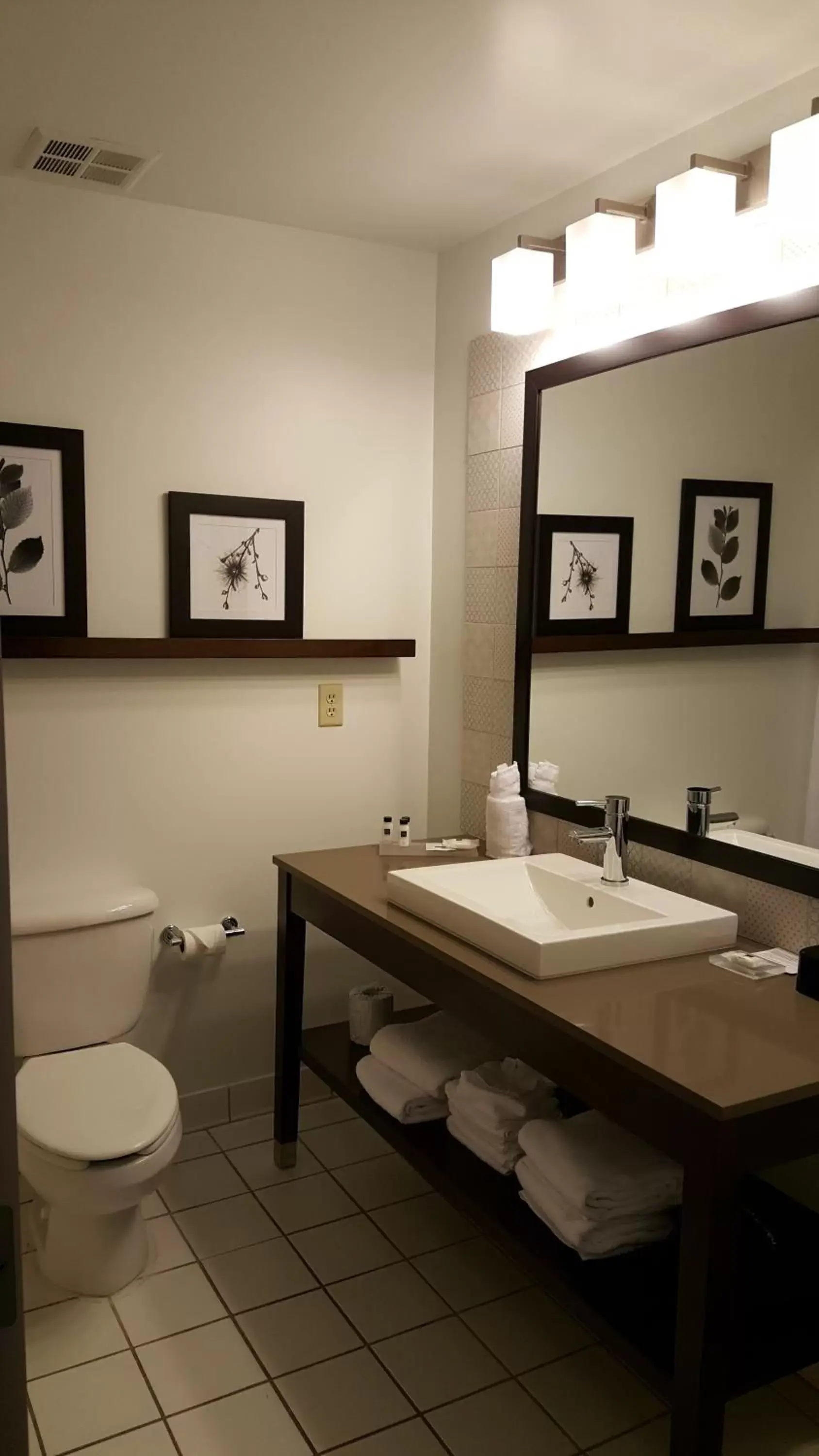 Bathroom in Country Inn & Suites by Radisson, Springfield, OH
