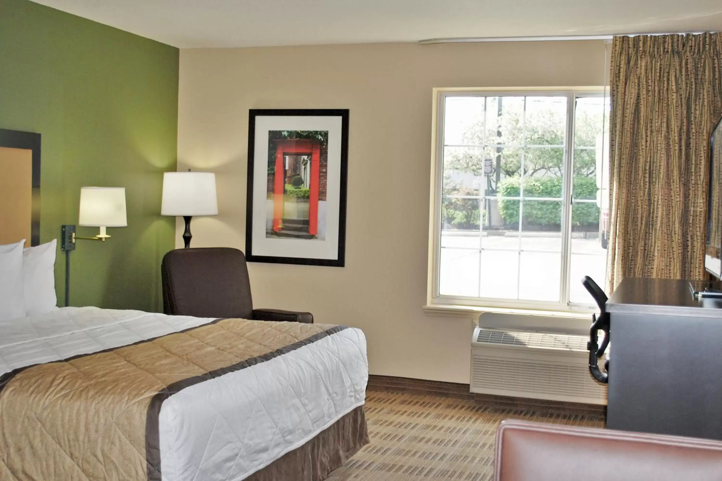 Bed in Extended Stay America Suites - Chicago - Westmont - Oak Brook